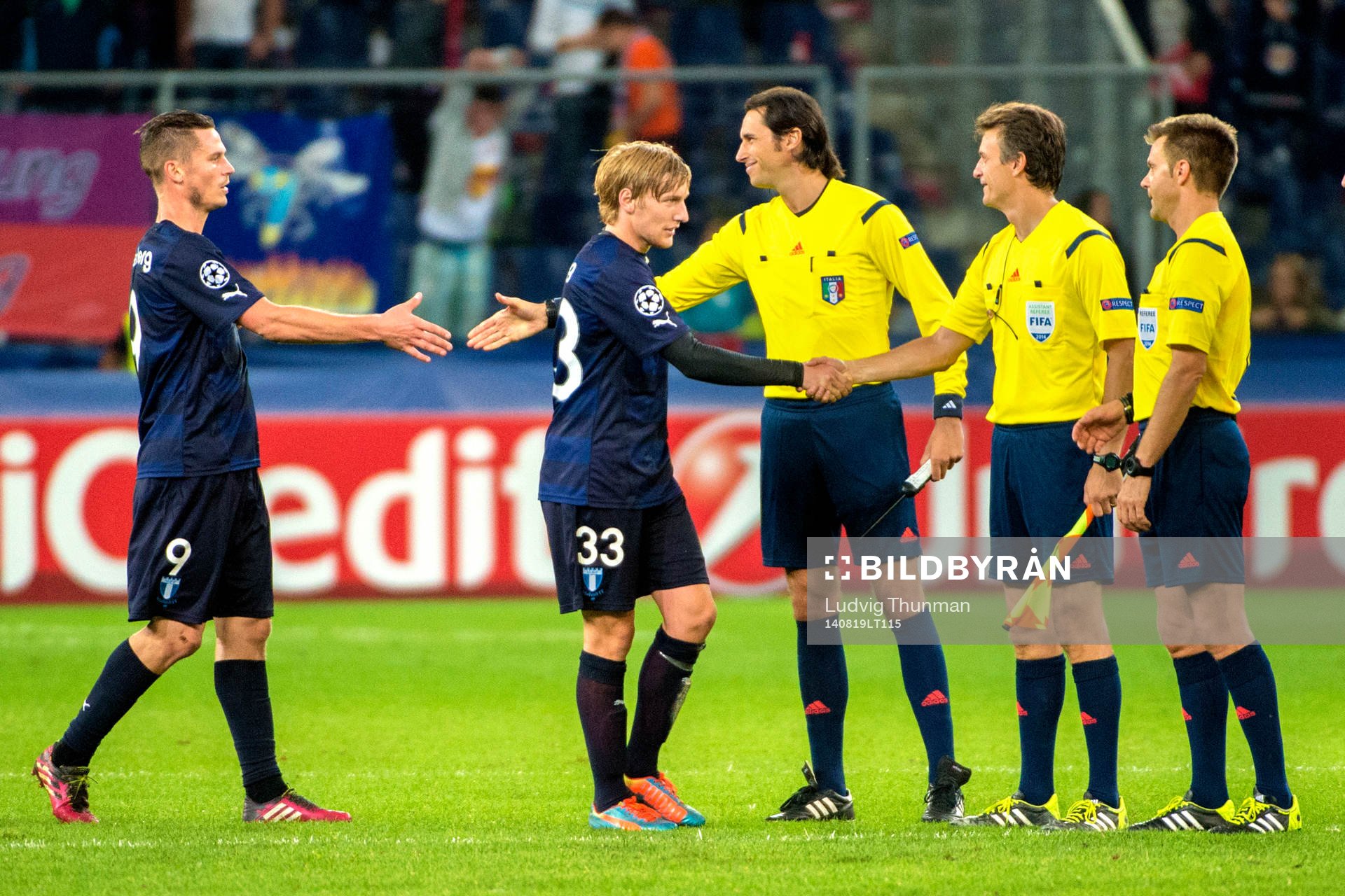 Malmö FFs Markus Rosenberg och Emil Forsberg tackar domarna