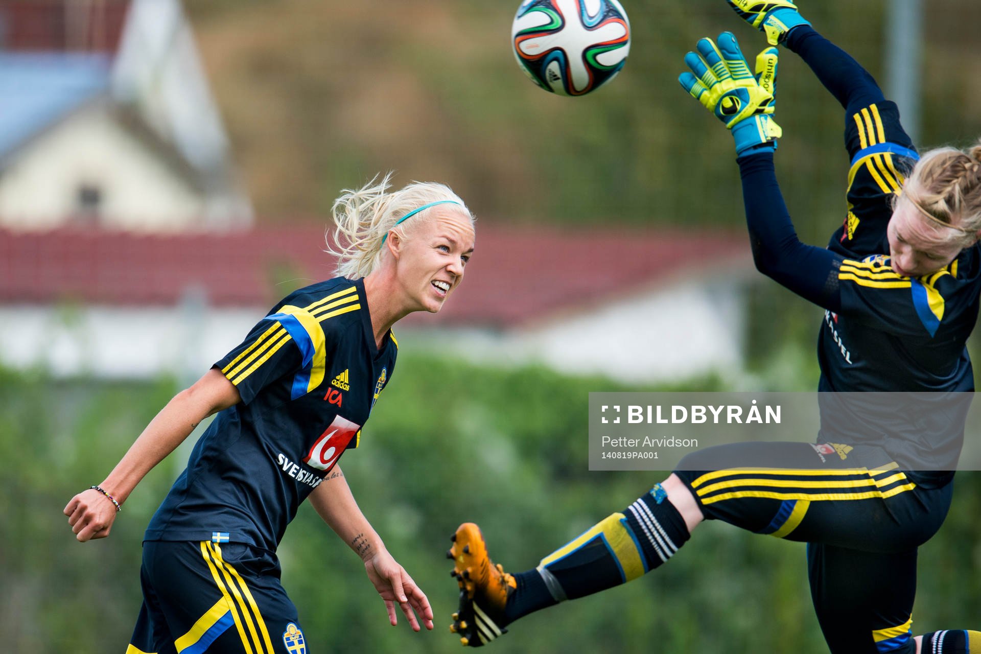 Sveriges Caroline Seger nickar en boll mot målvakt Hedvig