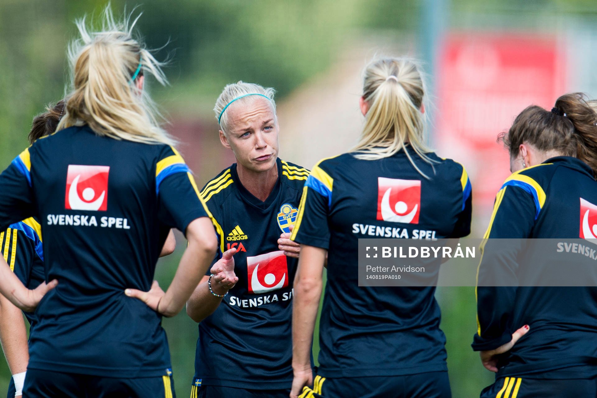 Sveriges Caroline Seger pratar med sina lagkompisar