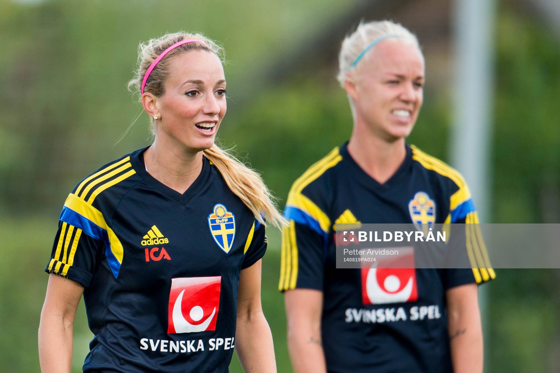 Sveriges Kosovare Asllani och Caroline Seger som till