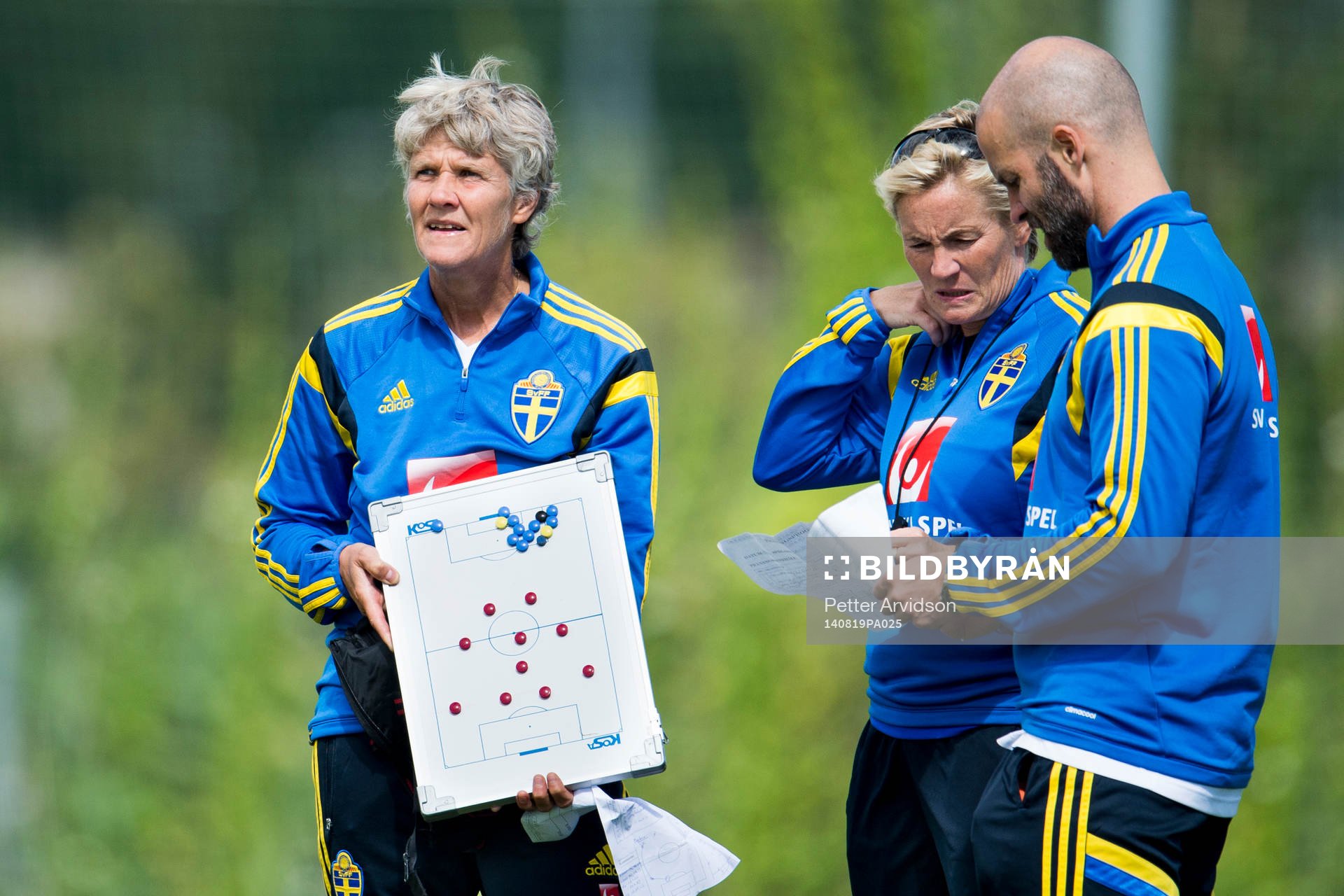 Sveriges förbundskapten Pia Sundhage håller upp en