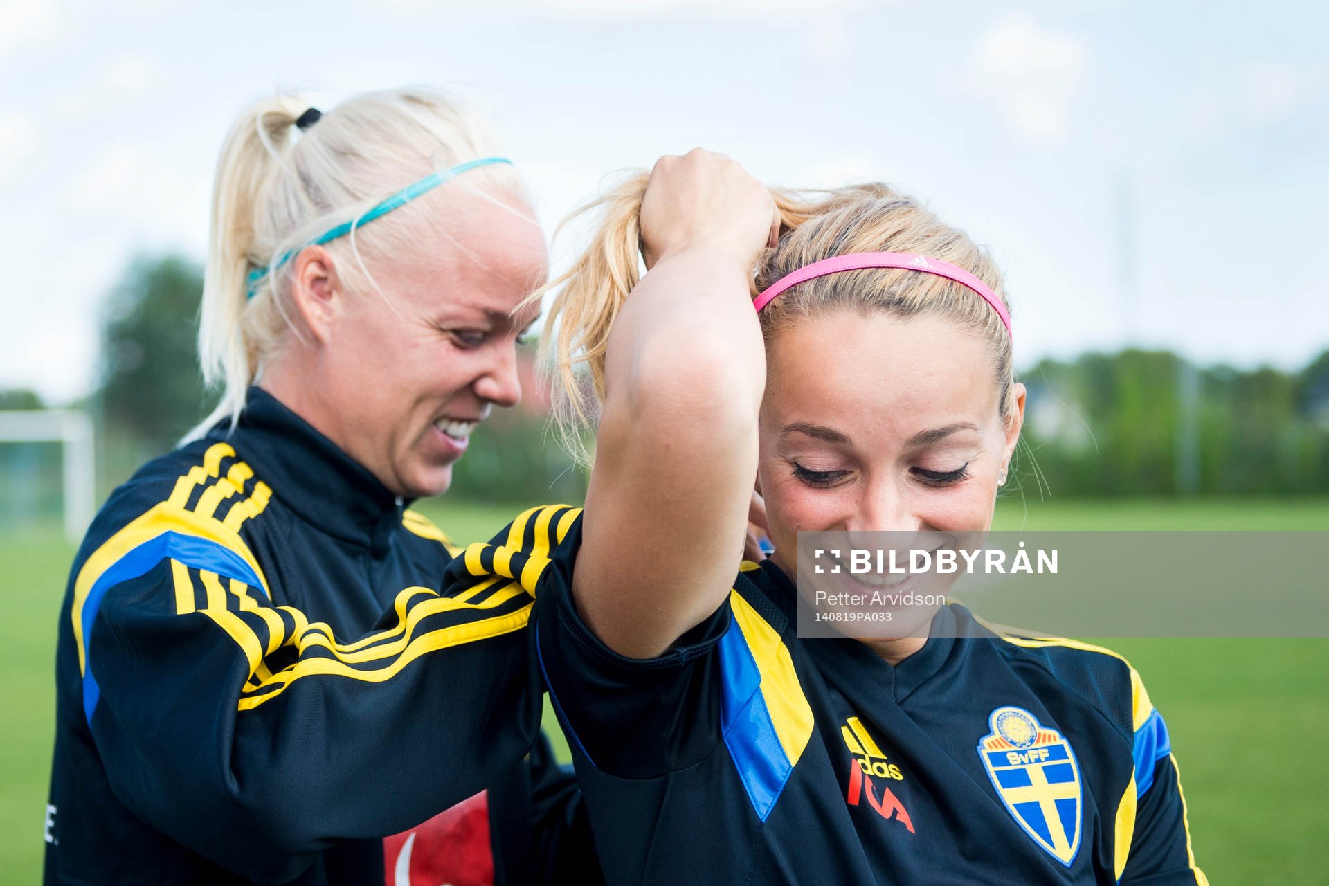 Sveriges Caroline Seger och Kosovare Asllani som till