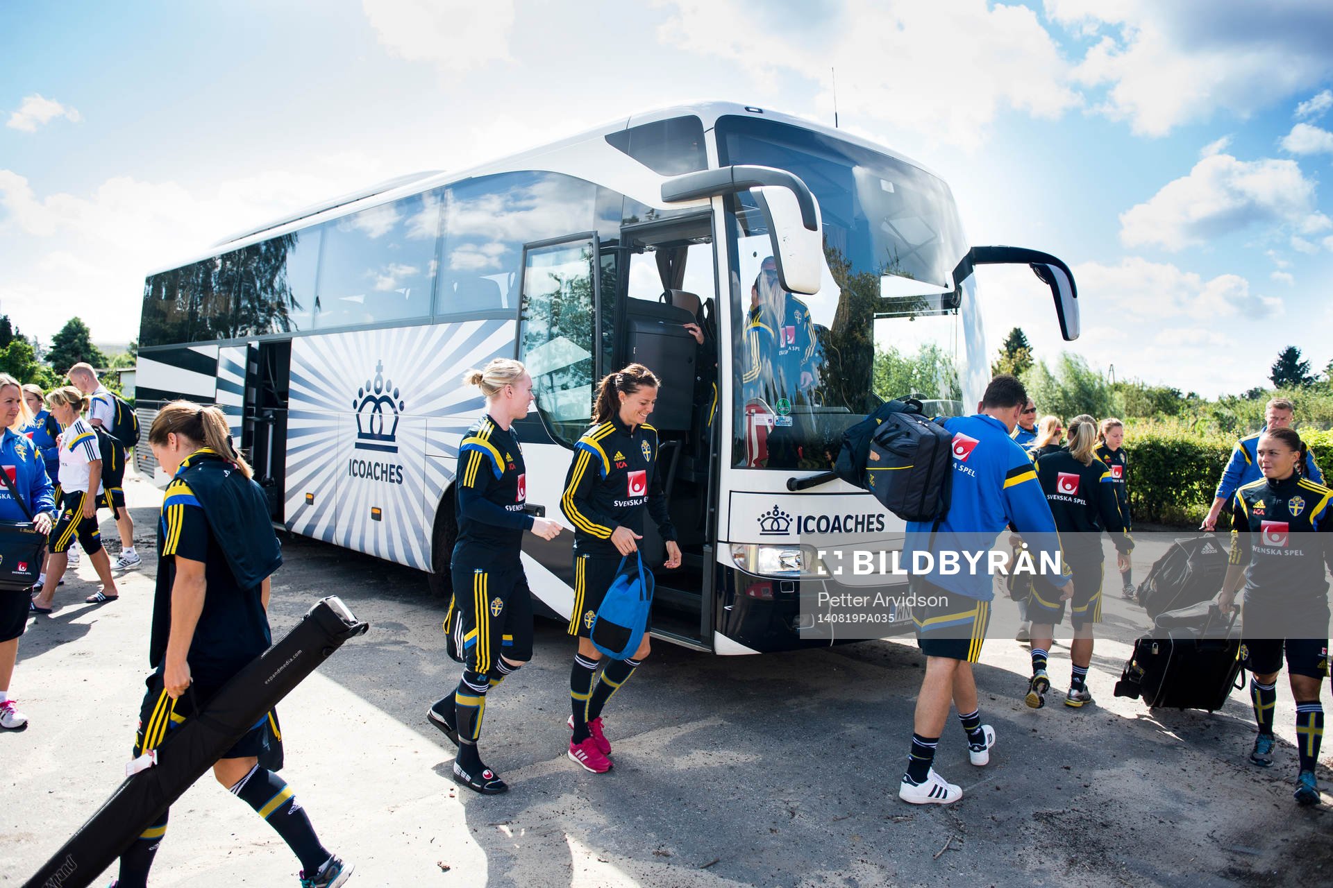 Sveriges målvakt Hedvig Lindahl och Lotta Schelin (m)