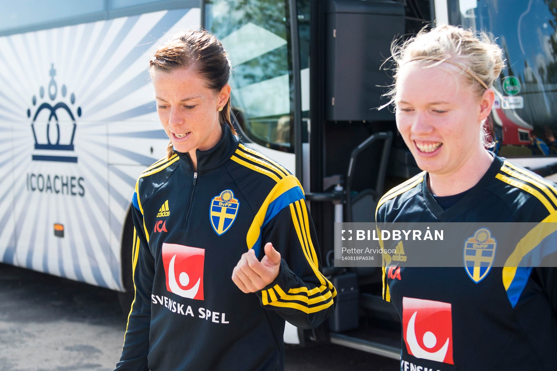 Sveriges Lotta Schelin och målvakt Hedvig Lindahl