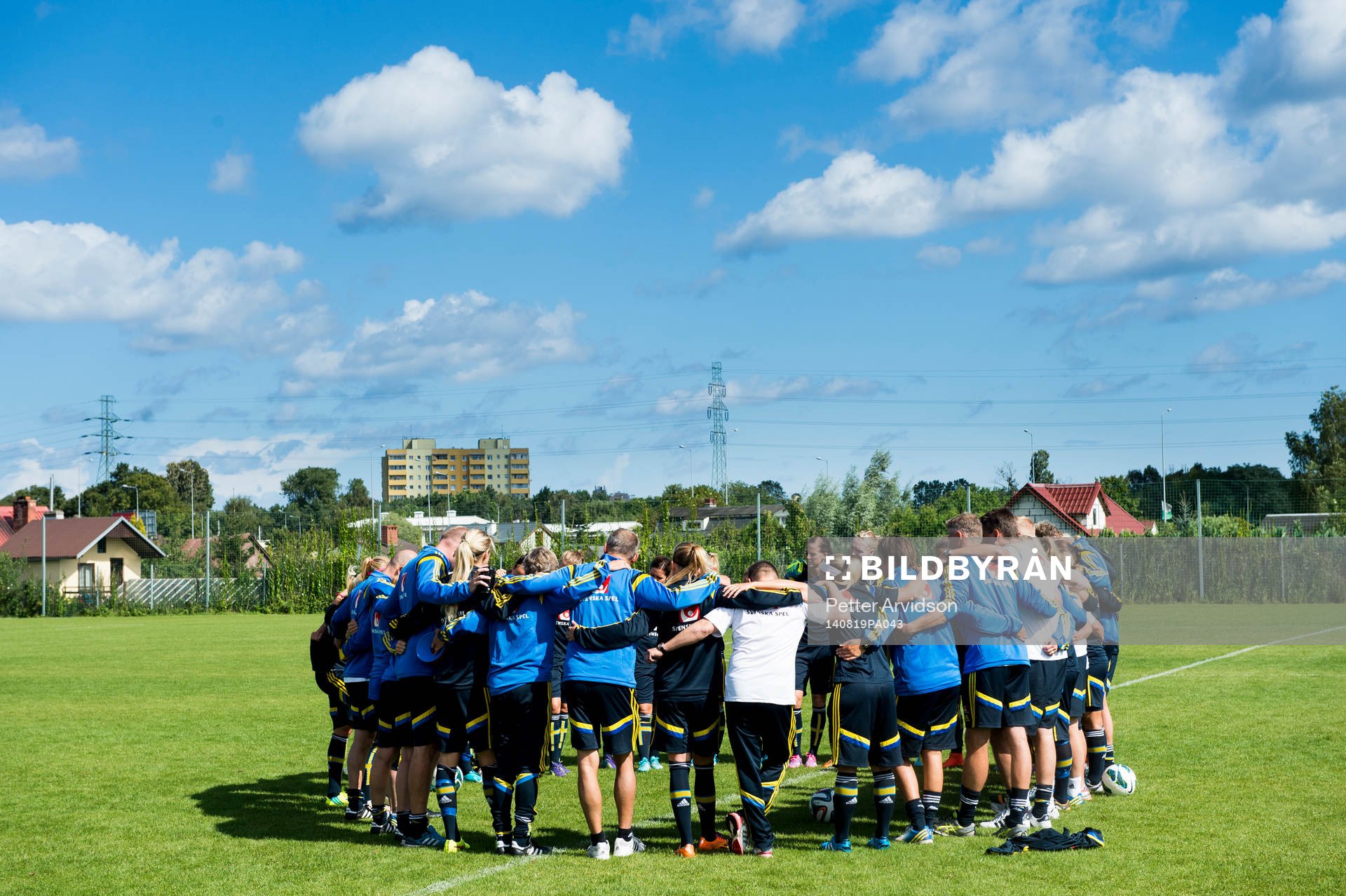 Sveriges spelare och ledare samlade i en ring under en träning inför VM-kvalmatchen mot Polen den 19 augusti 2014 i Gdansk.