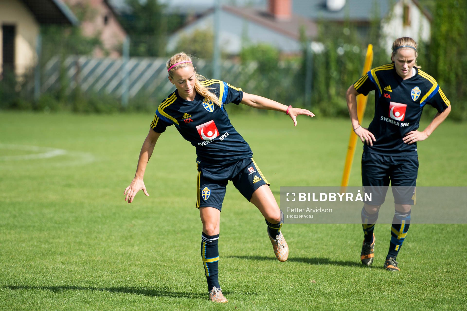 Sveriges Kosovare Asllani och Lisa Dahlqvist övar balans under en träning inför VM-kvalmatchen mot Polen den 19 augusti 2014 i Gdansk.