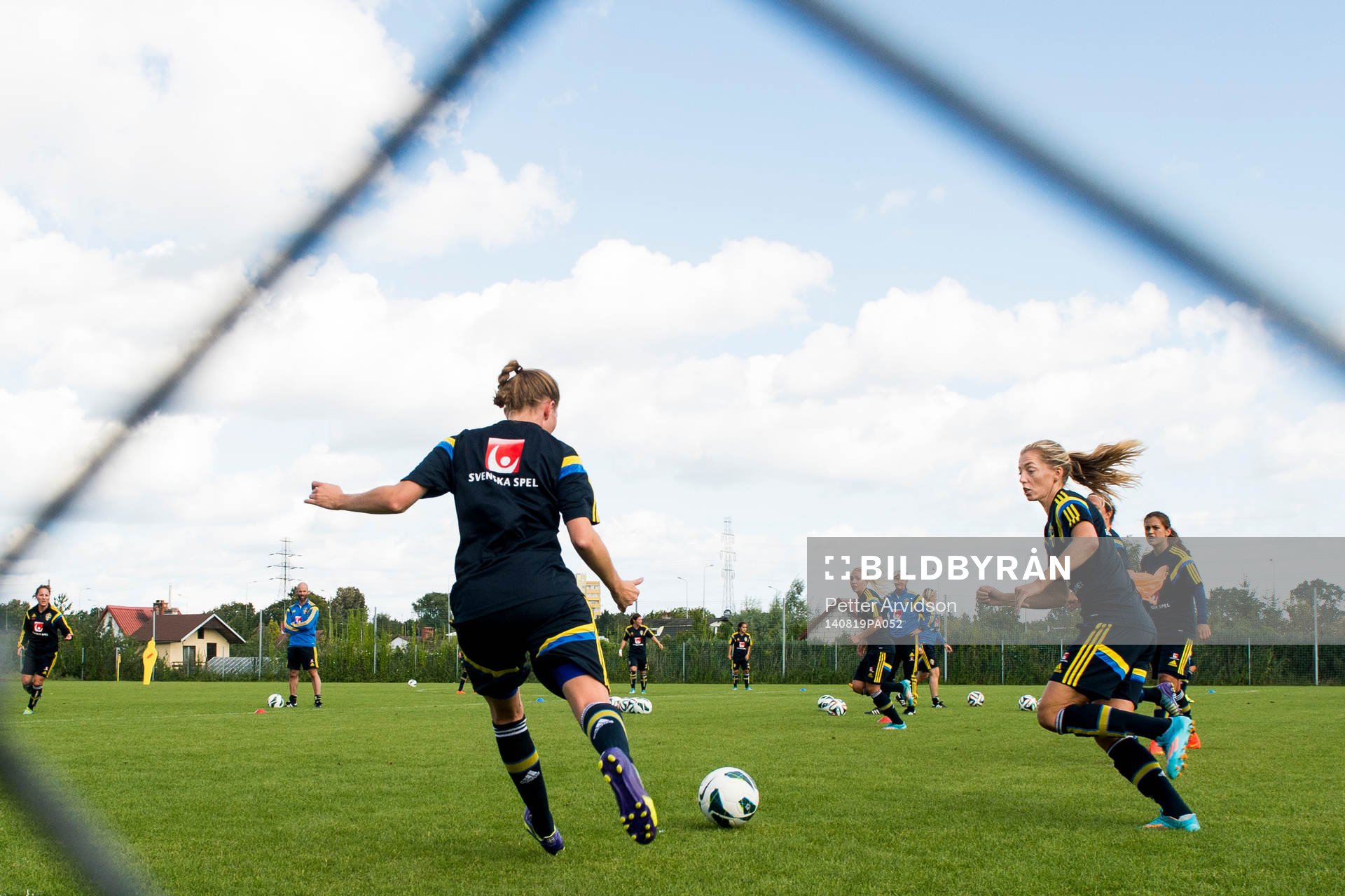 Sveriges Linda Sembrant (th) och Emma Berglund (ryggen)