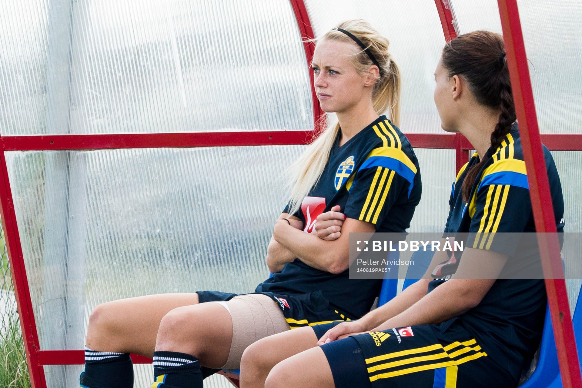Sveriges Amanda Ilestedt och Emilia Appelqvist sitter