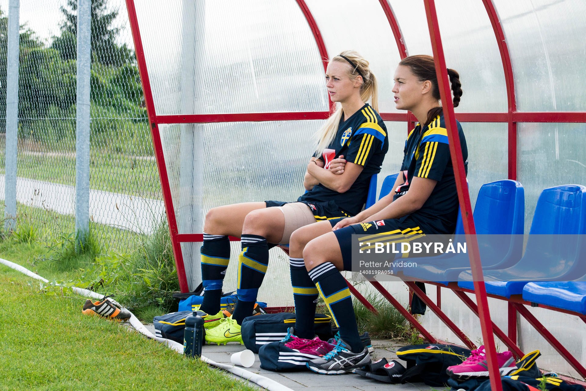 Sveriges Amanda Ilestedt och Emilia Appelqvist sitter
