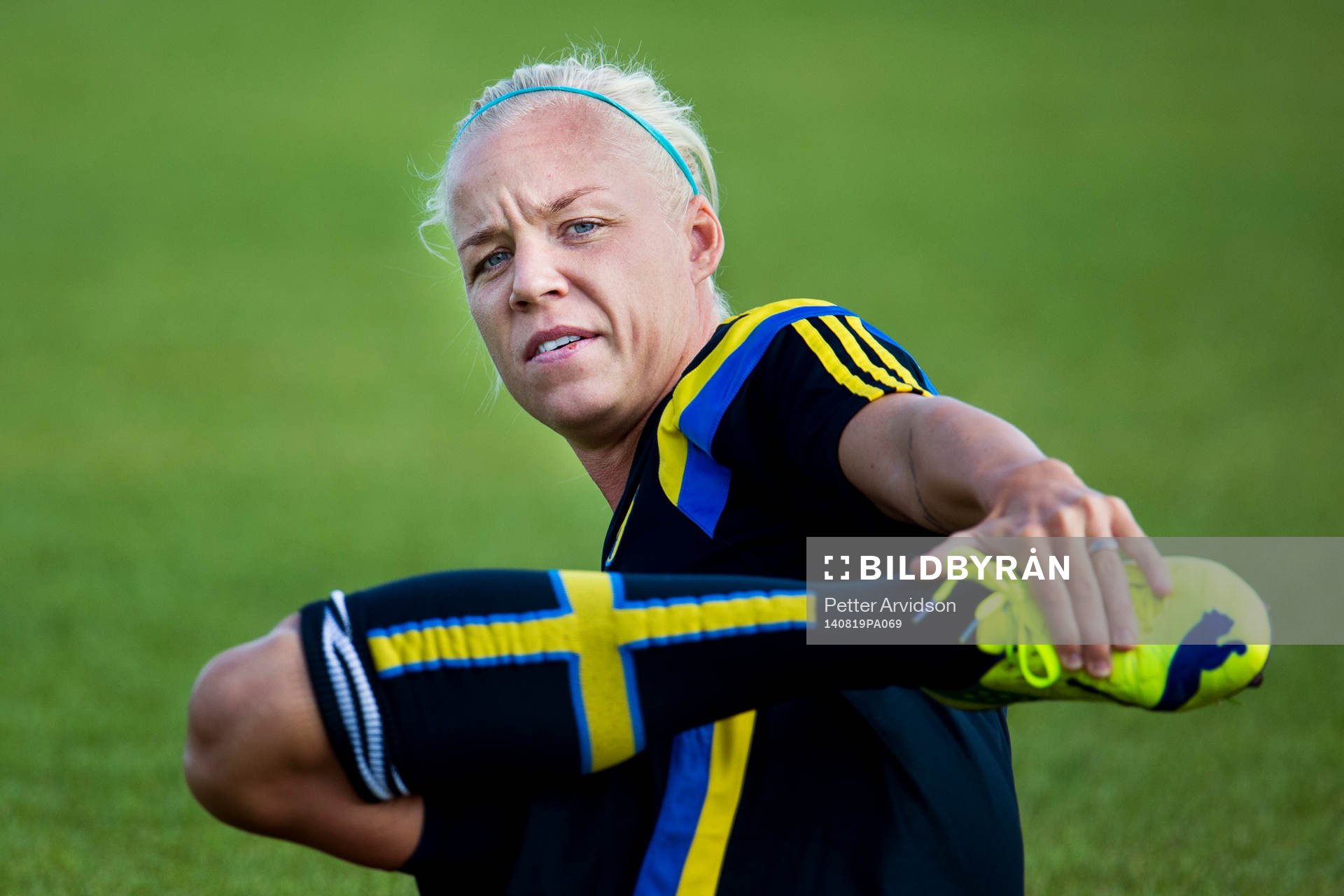 Sveriges Caroline Seger stretchar