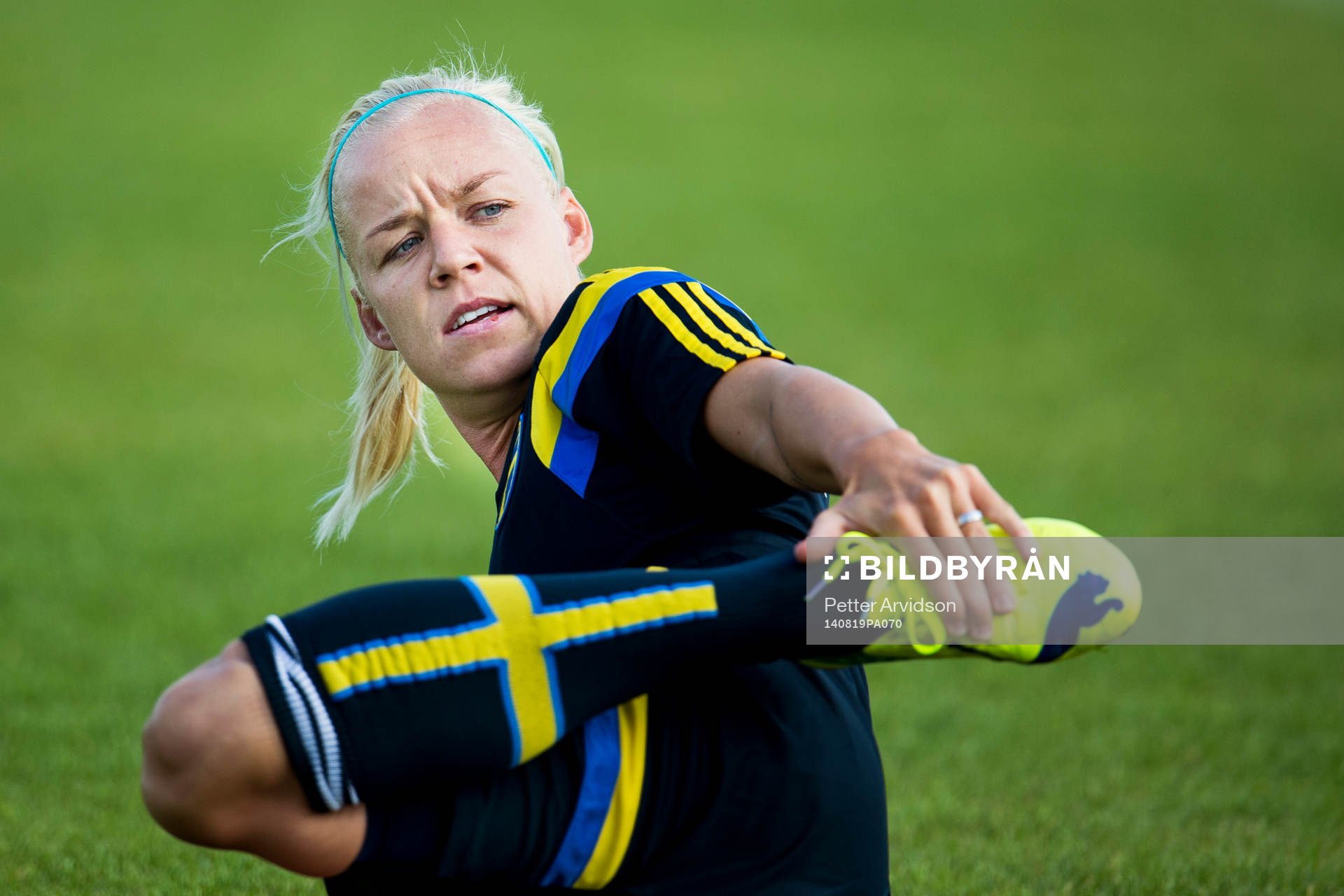 Sveriges Caroline Seger stretchar