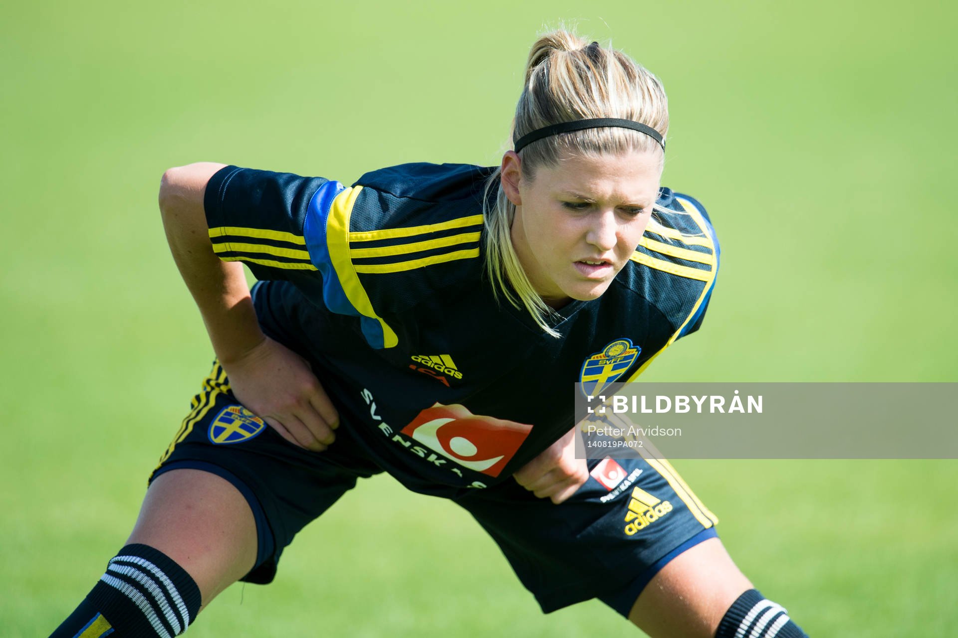 Sveriges Olivia Schough stretchar under en träning inför VM-kvalmatchen mot Polen den 19 augusti 2014 i Gdansk.