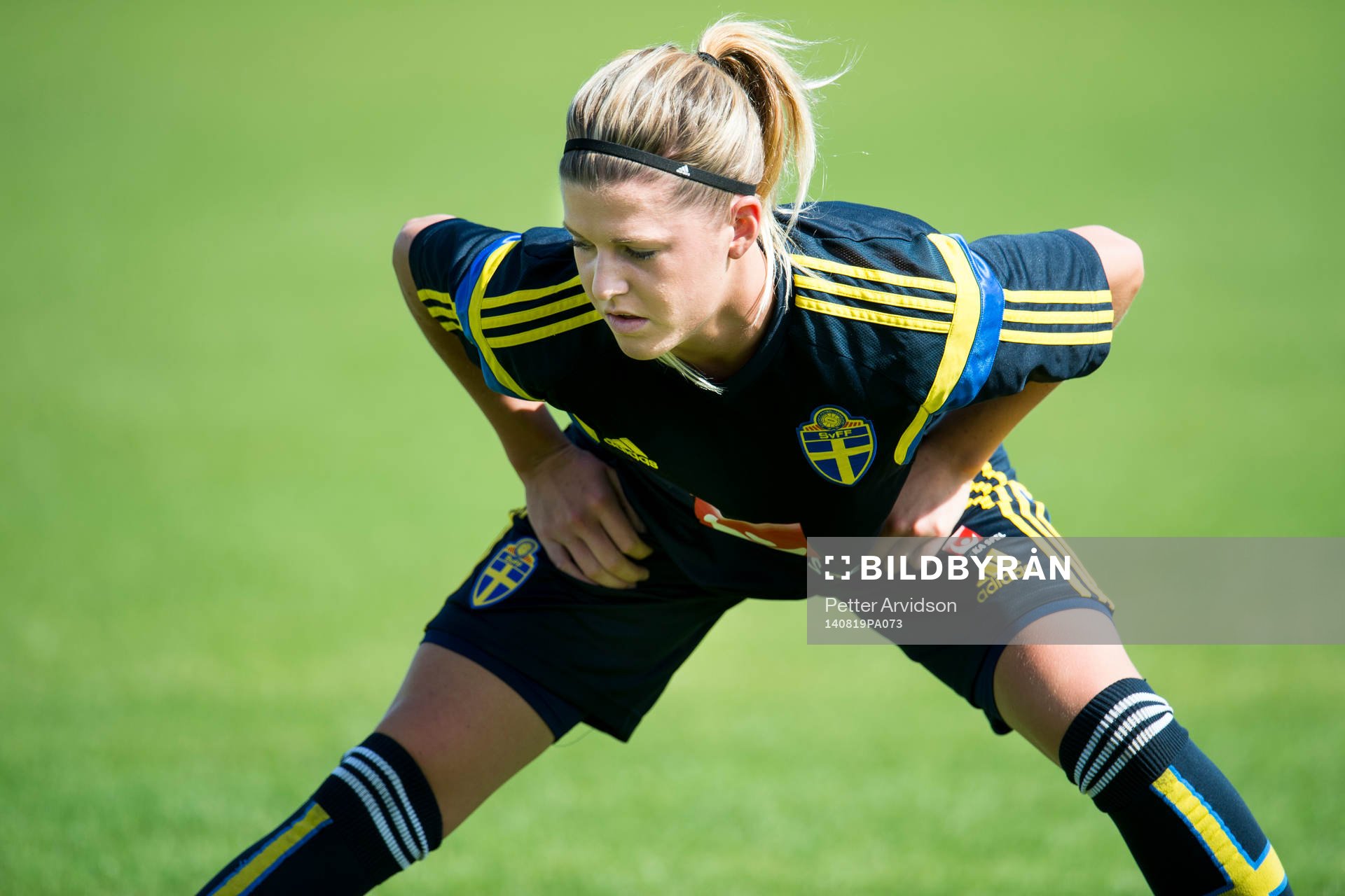 Sveriges Olivia Schough stretchar under en träning inför VM-kvalmatchen mot Polen den 19 augusti 2014 i Gdansk.