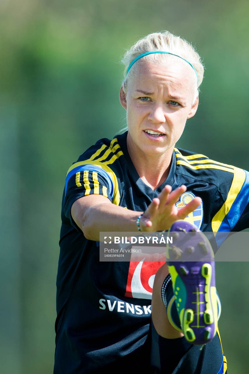 Sveriges Caroline Seger stretchar