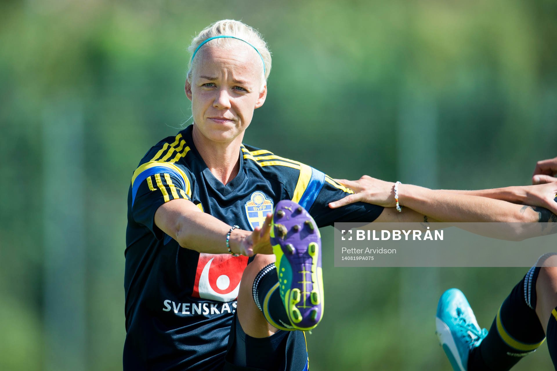 Sveriges Caroline Seger stretchar