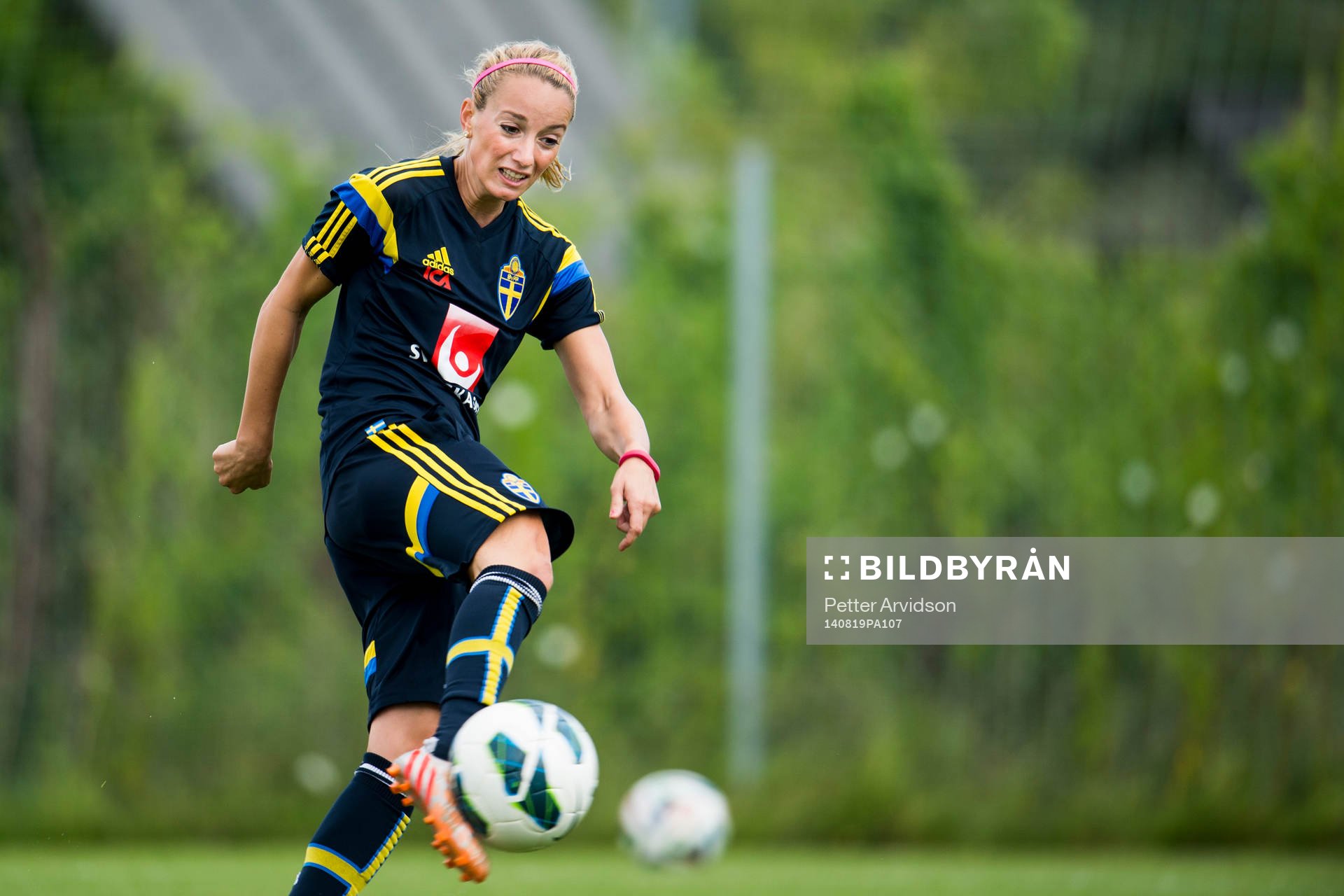 Sveriges Kosovare Asllani skjuter på volley