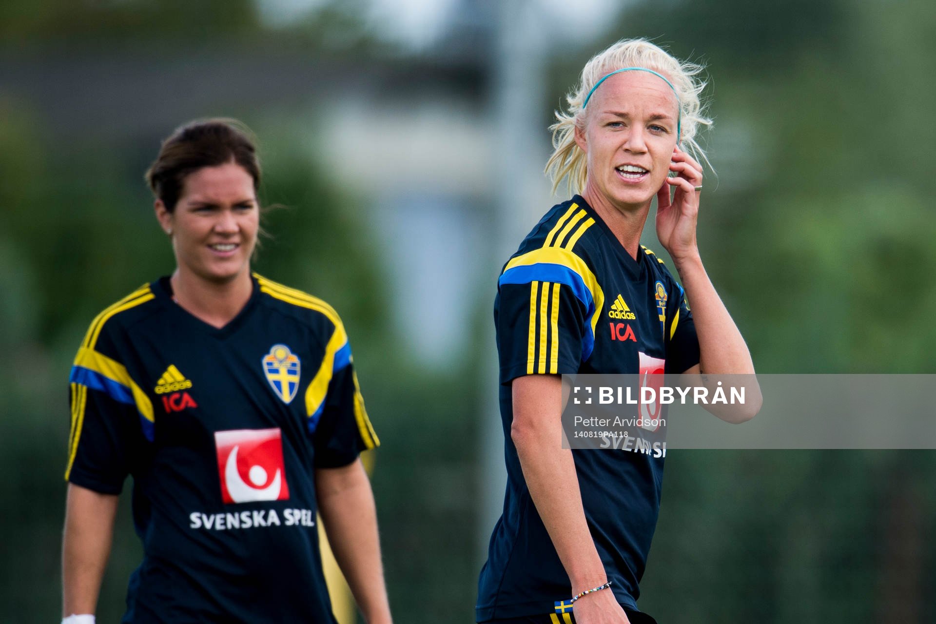 Sveriges Caroline Seger och i bakgrunden Hanna Folkesson