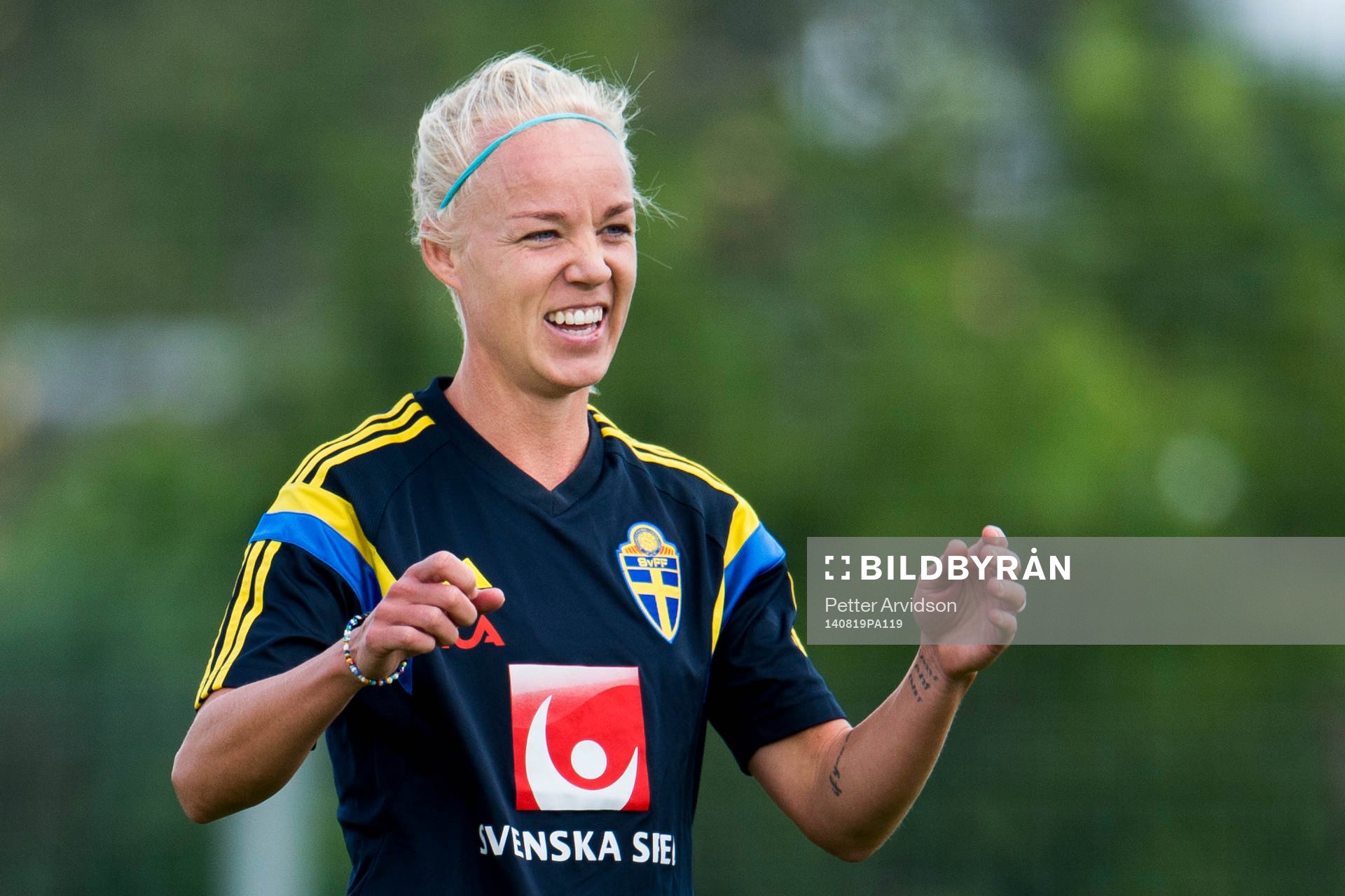Sveriges Caroline Seger skrattar under en träning inför VM-kvalmatchen mot Polen den 19 augusti 2014 i Gdansk.