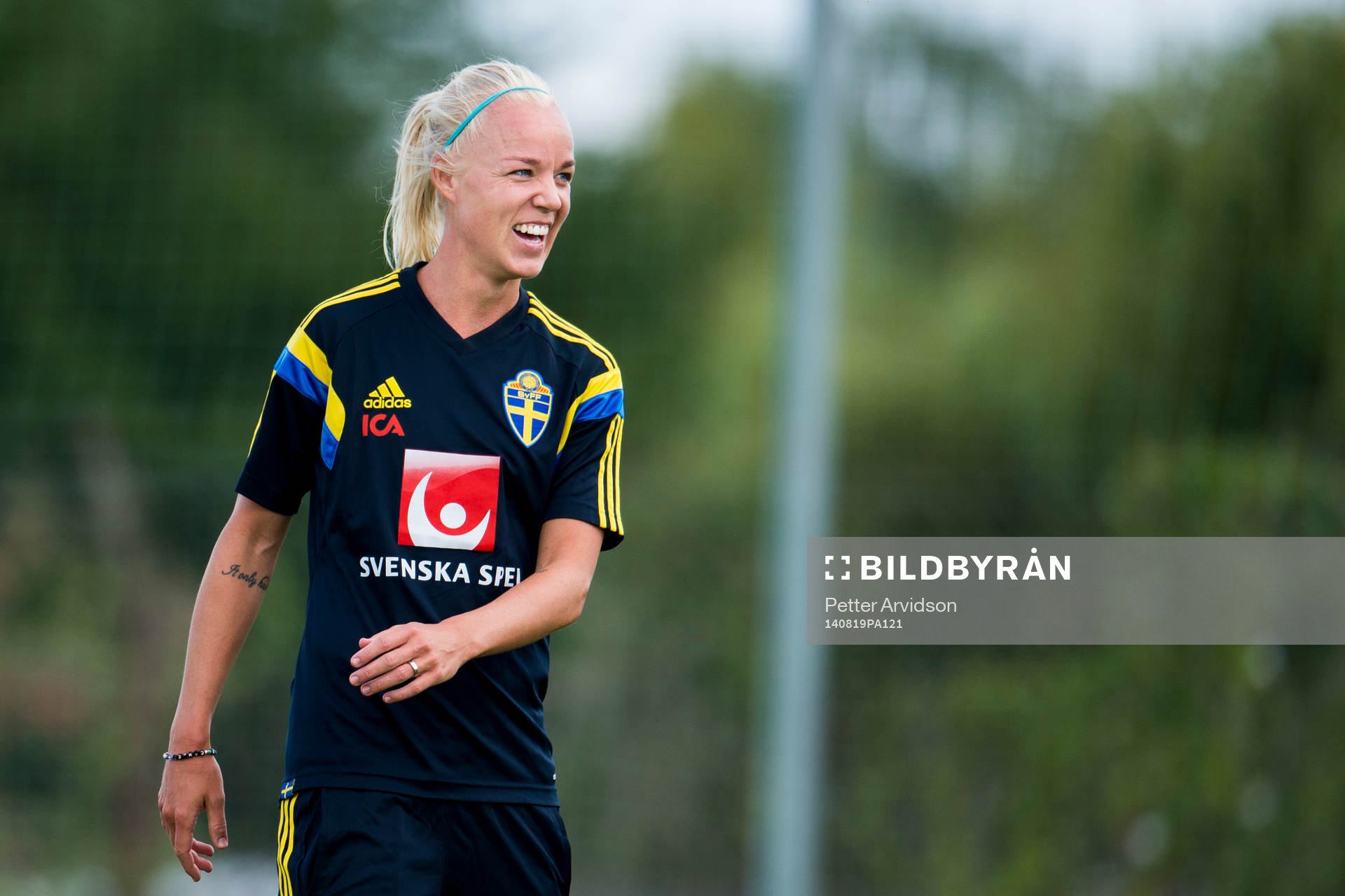 Sveriges Caroline Seger skrattar