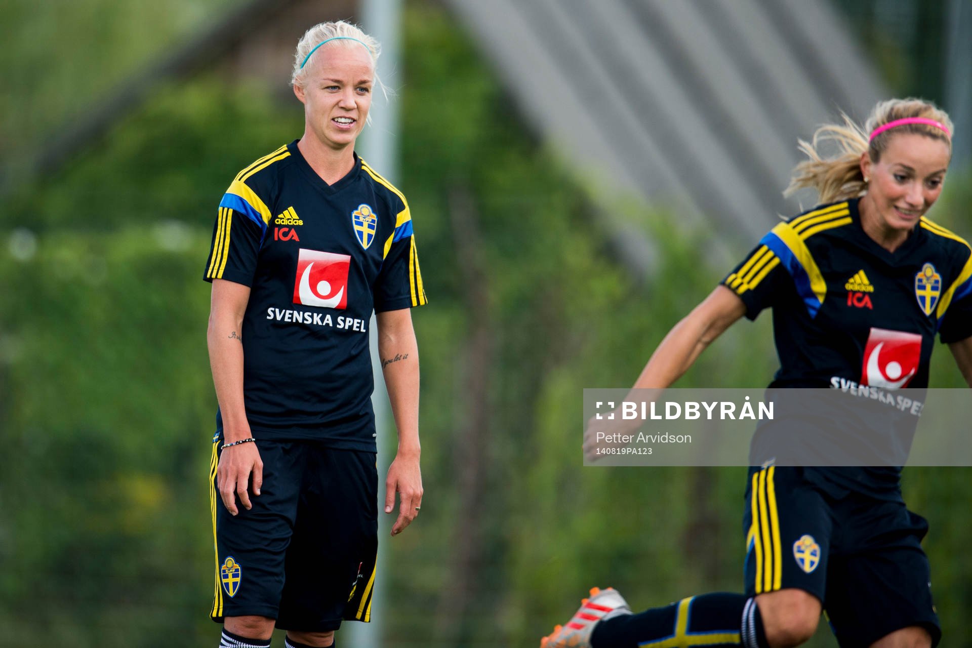 Sveriges Caroline Seger och Kosovare Asllani som till