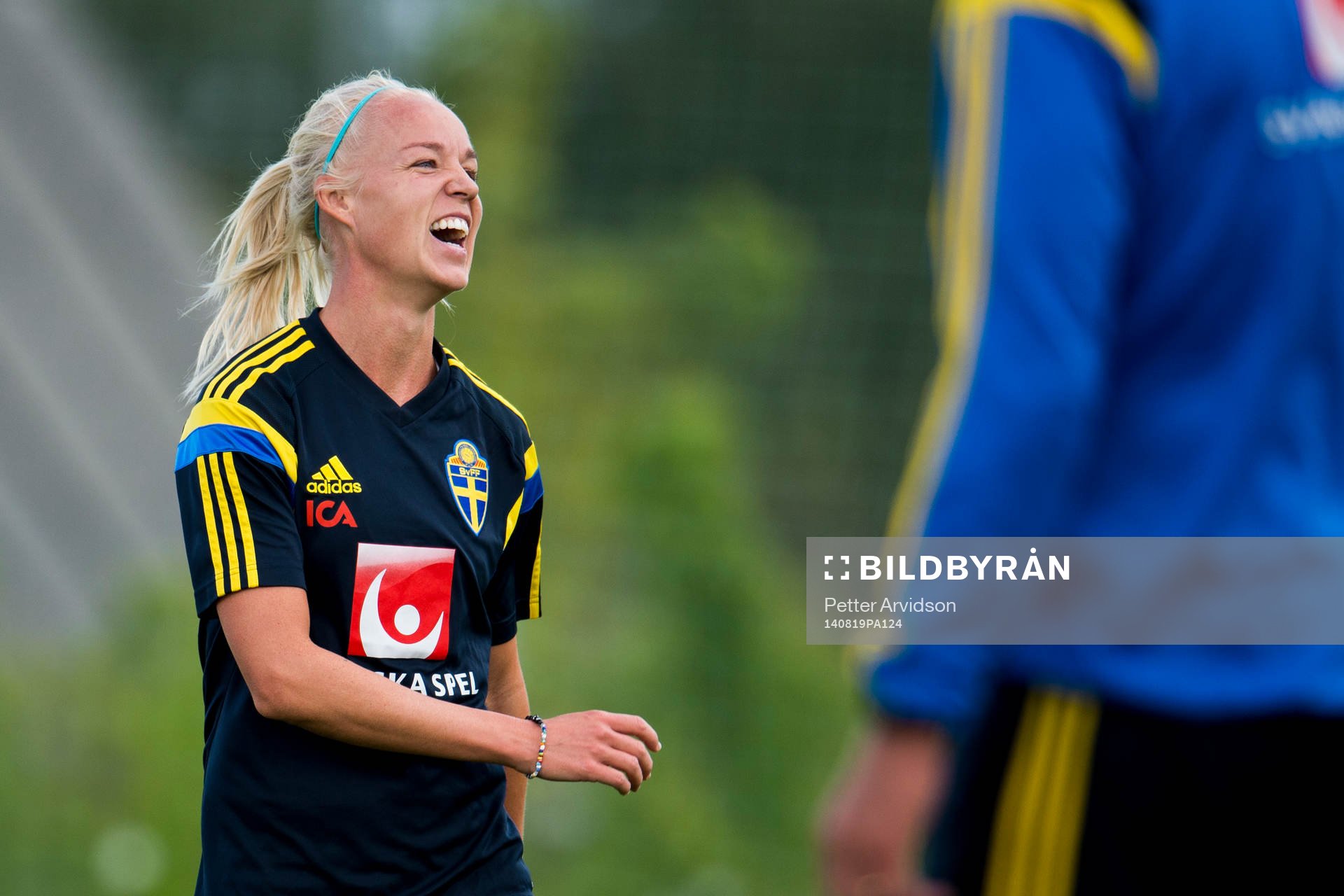 Sveriges Caroline Seger skrattar