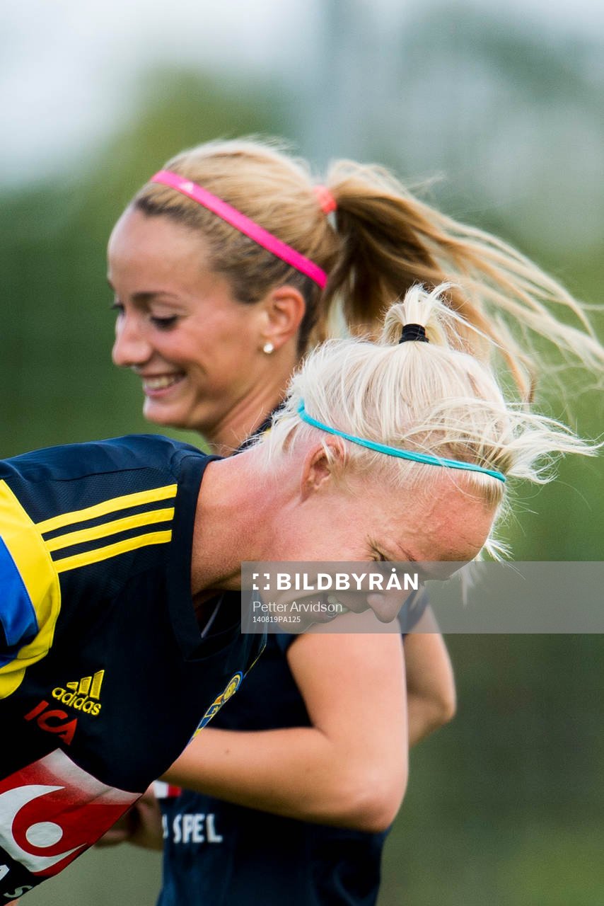 Sveriges Caroline Seger och Kosovare Asllani som till