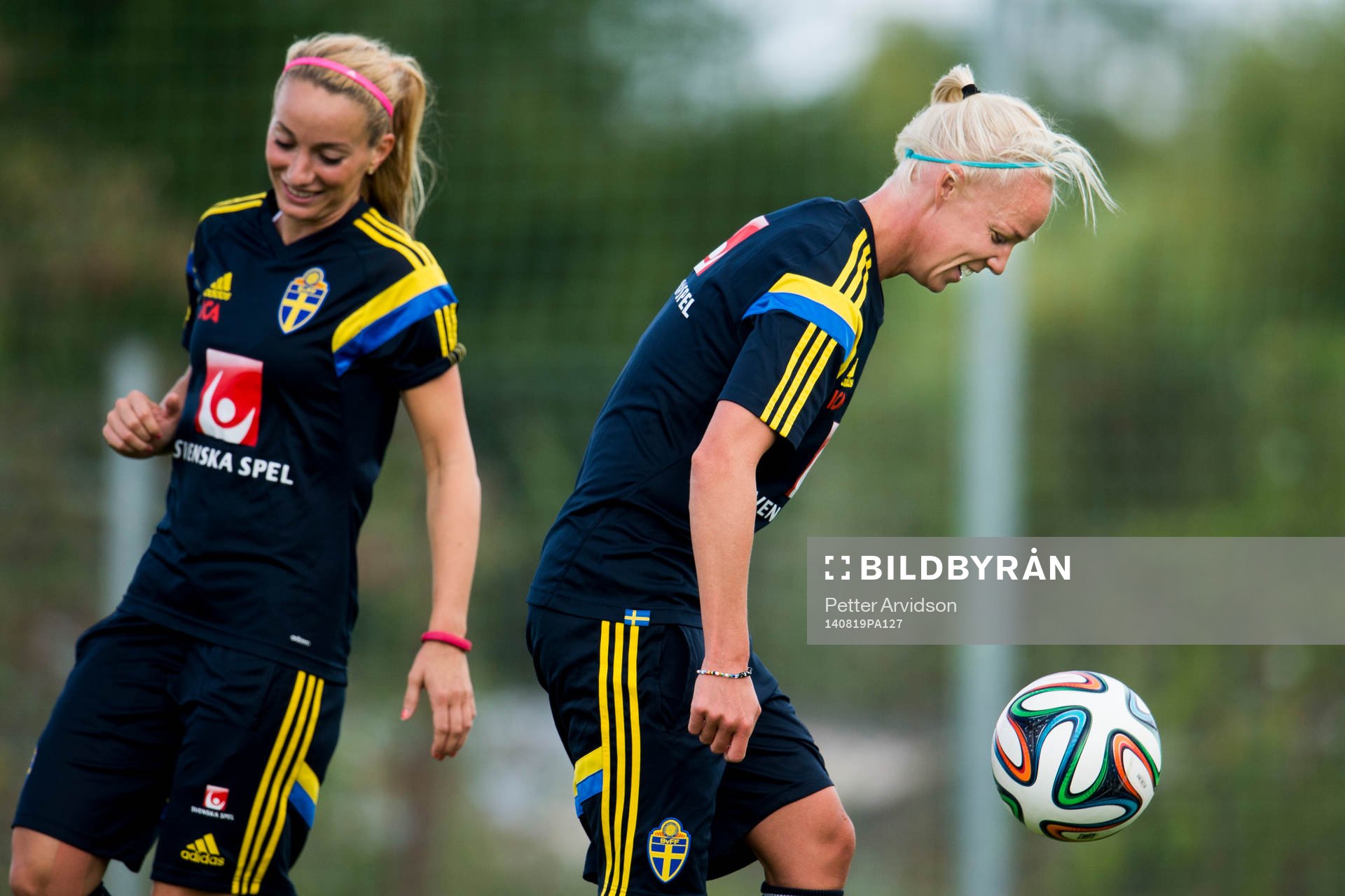 Sveriges Kosovare Asllani och Caroline Seger som till