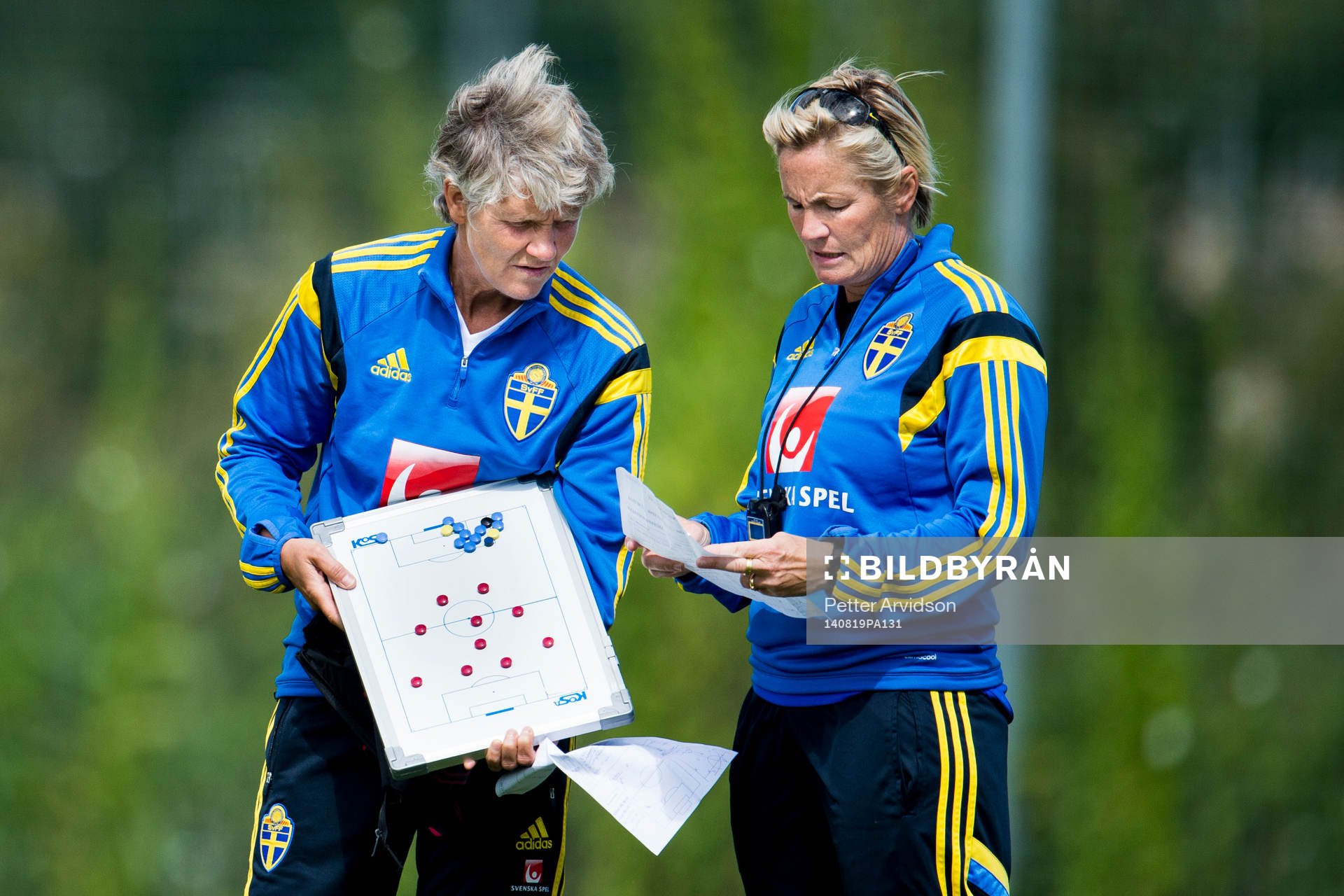 Sveriges förbundskapten Pia Sundhage med en taktiktavla