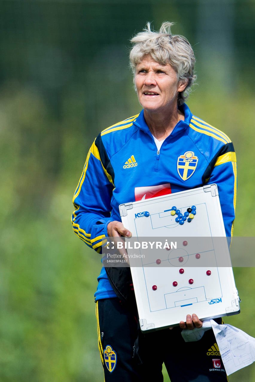 Sveriges förbundskapten Pia Sundhage med en taktiktavla