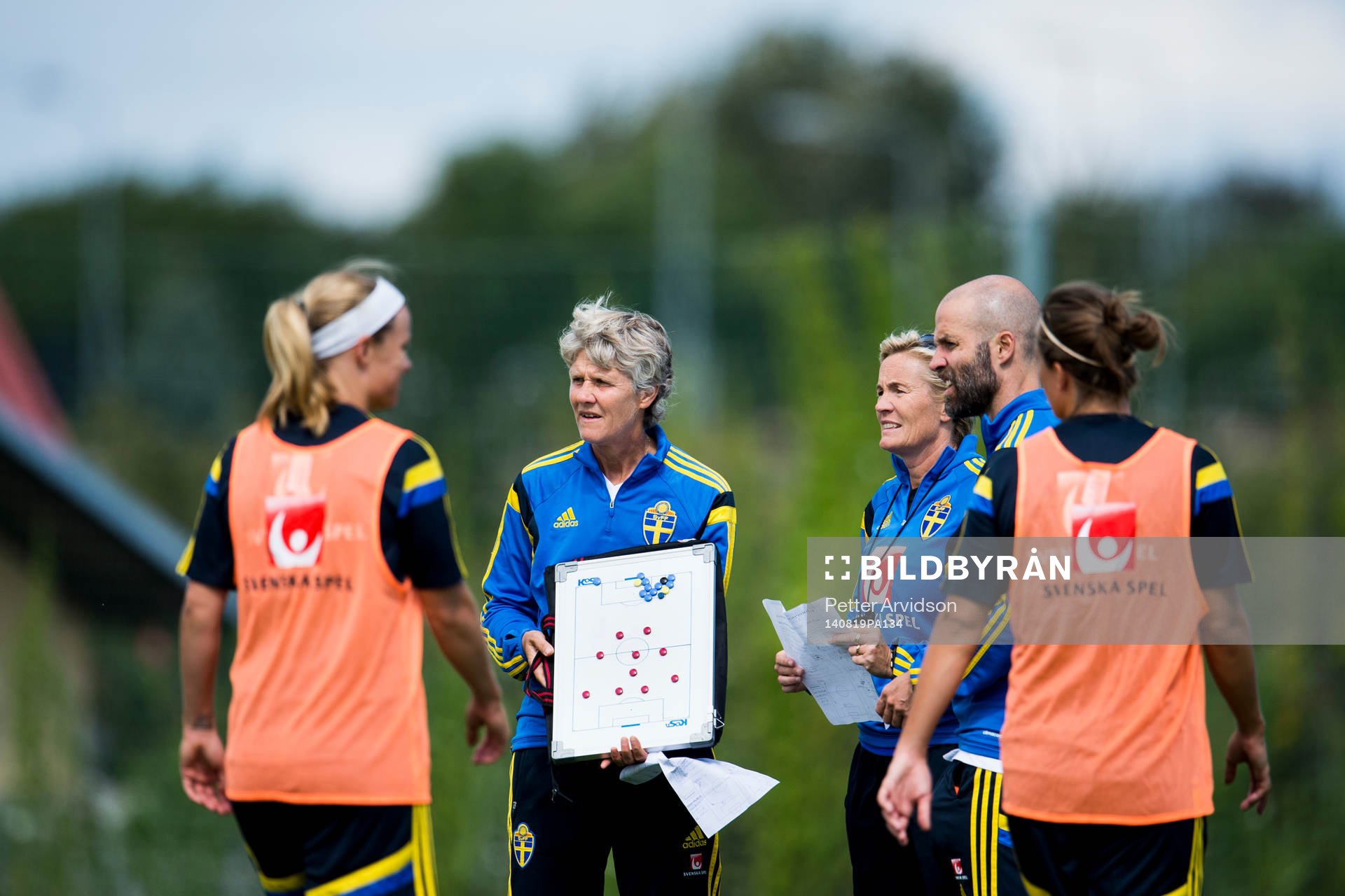 Sveriges förbundskapten Pia Sundhage med en taktiktavla