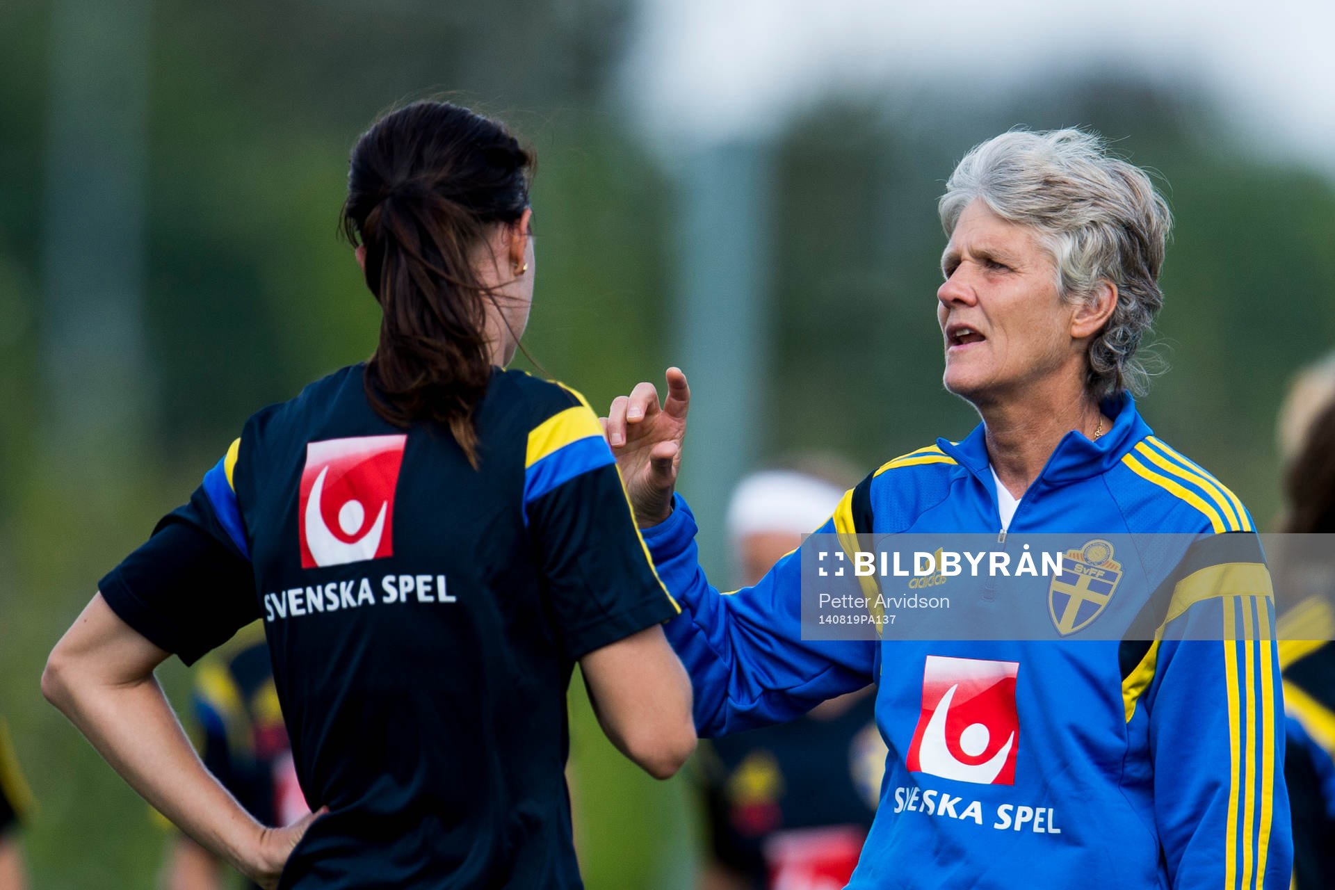 Sveriges förbundskapten Pia Sundhage pratar med Lotta