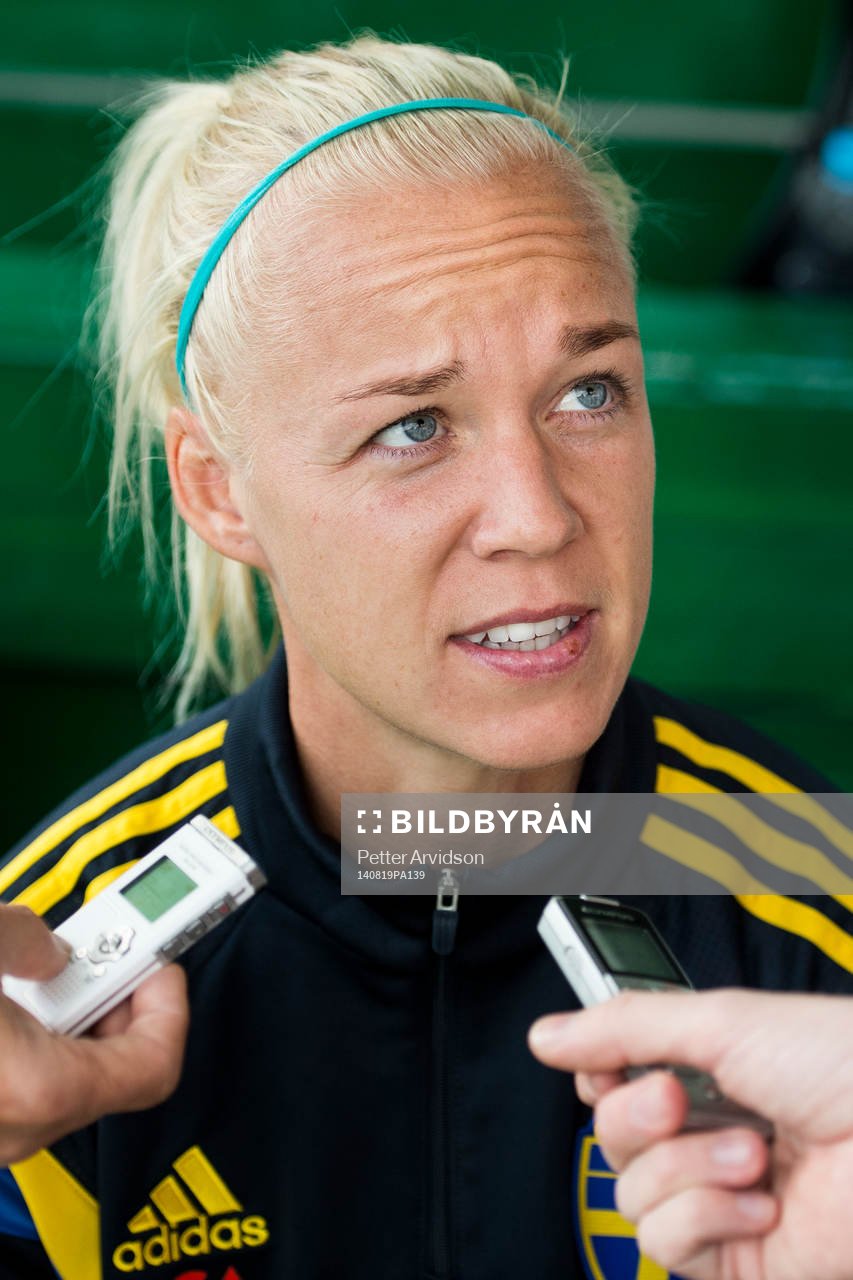 Sveriges Caroline Seger blir intervjuad