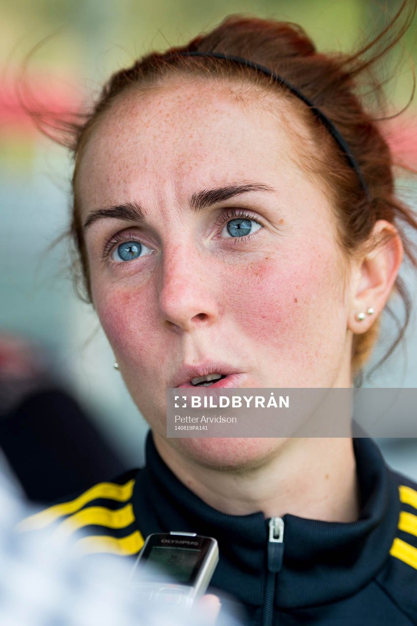 Sveriges Marina Pettersson Engström blir intervjuad efter en träning inför VM-kvalmatchen mot Polen den 19 augusti 2014 i Gdansk.