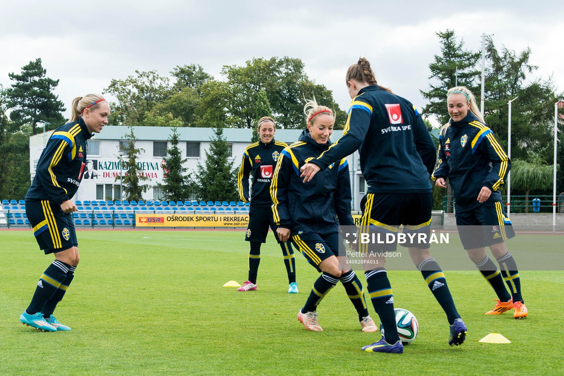 Sveriges Elin Rubensson, Therese Sjögran, Kosovare Asllani, Emma Berglund och Emma Lund under en träning inför VM-kvalmatchen mot Polen den 20 augusti 2014 i Gdansk.