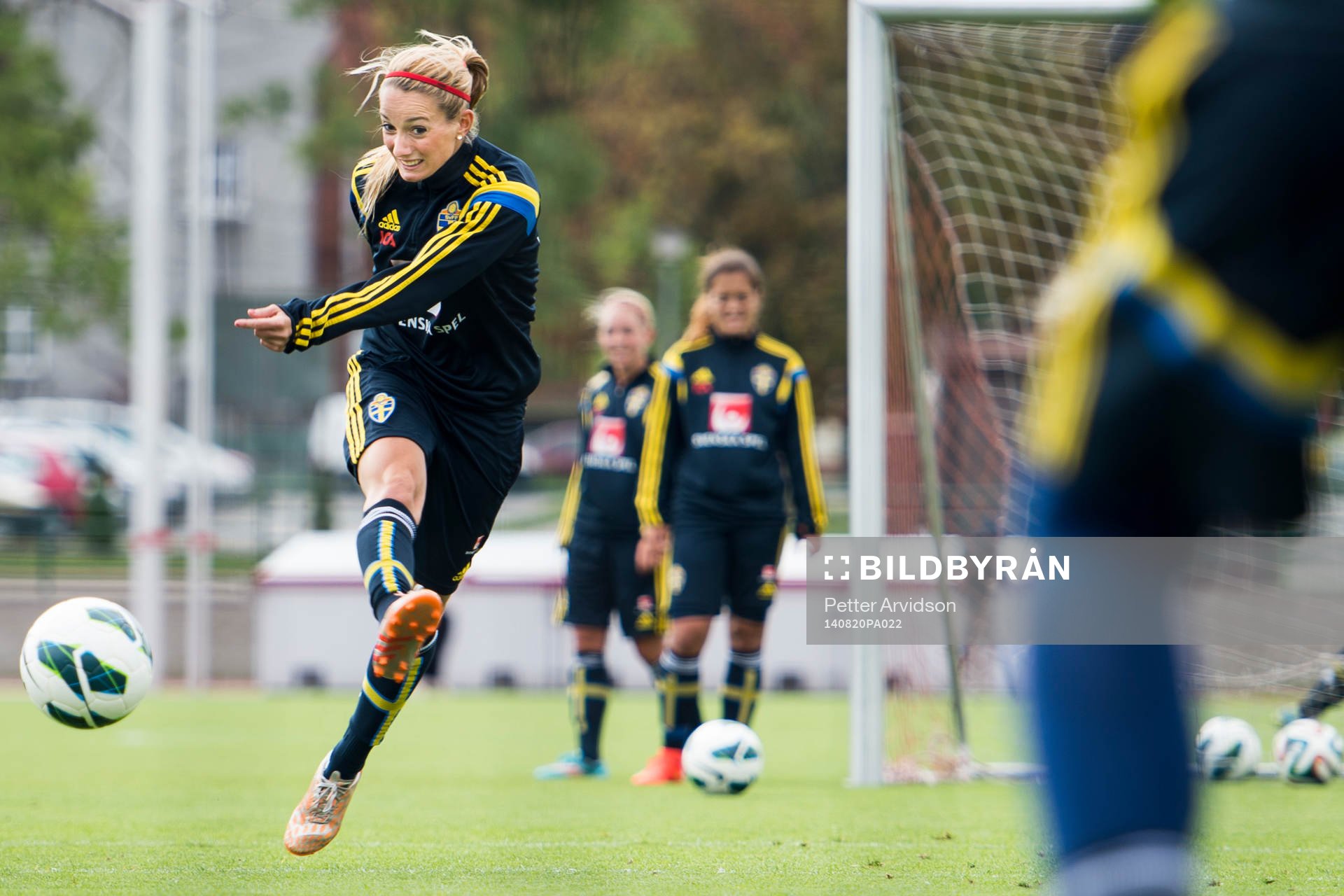 Sveriges Kosovare Asllani skjuter