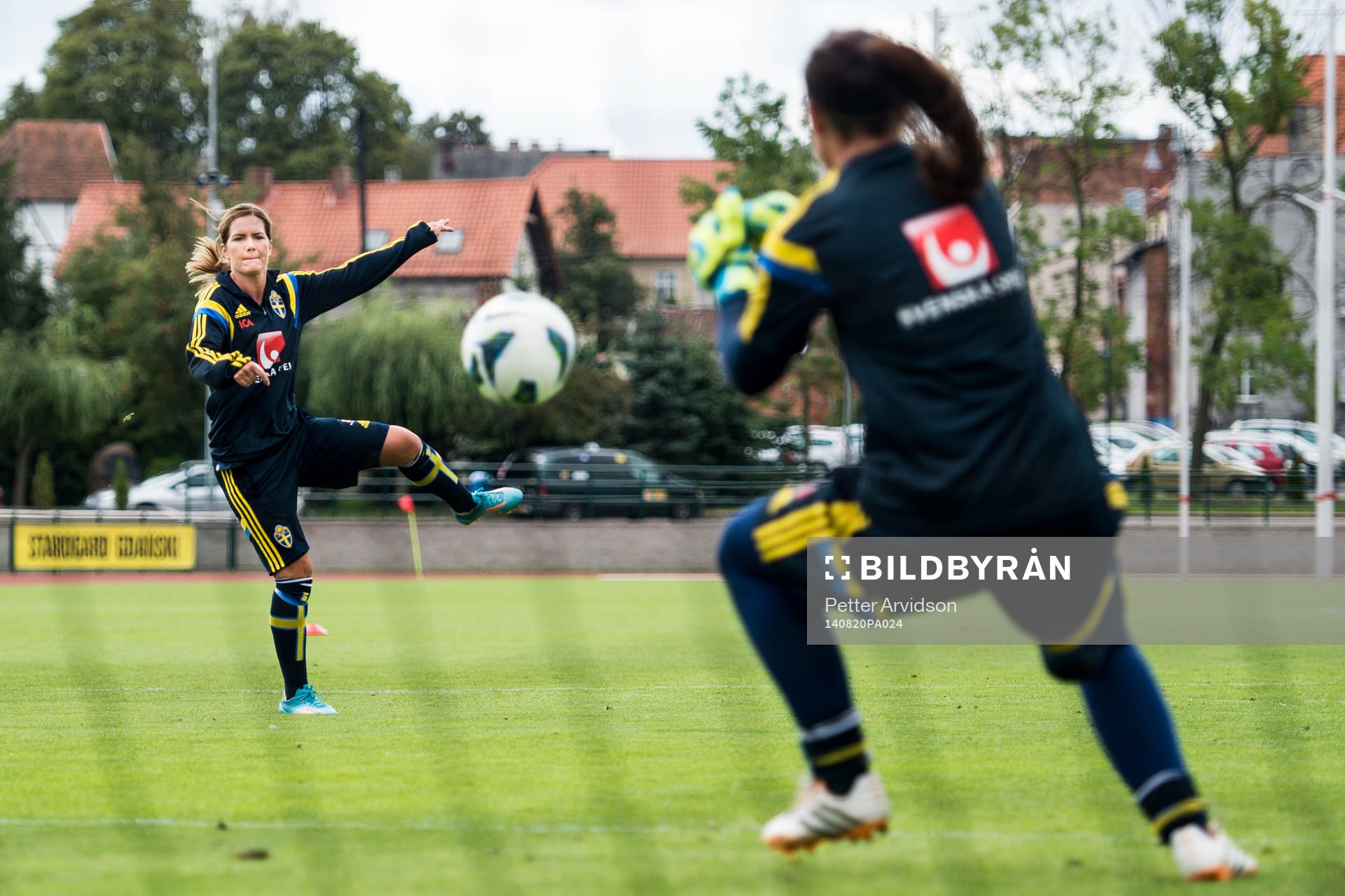Sveriges Hanna Folkesson mot målvakt Carola Söberg