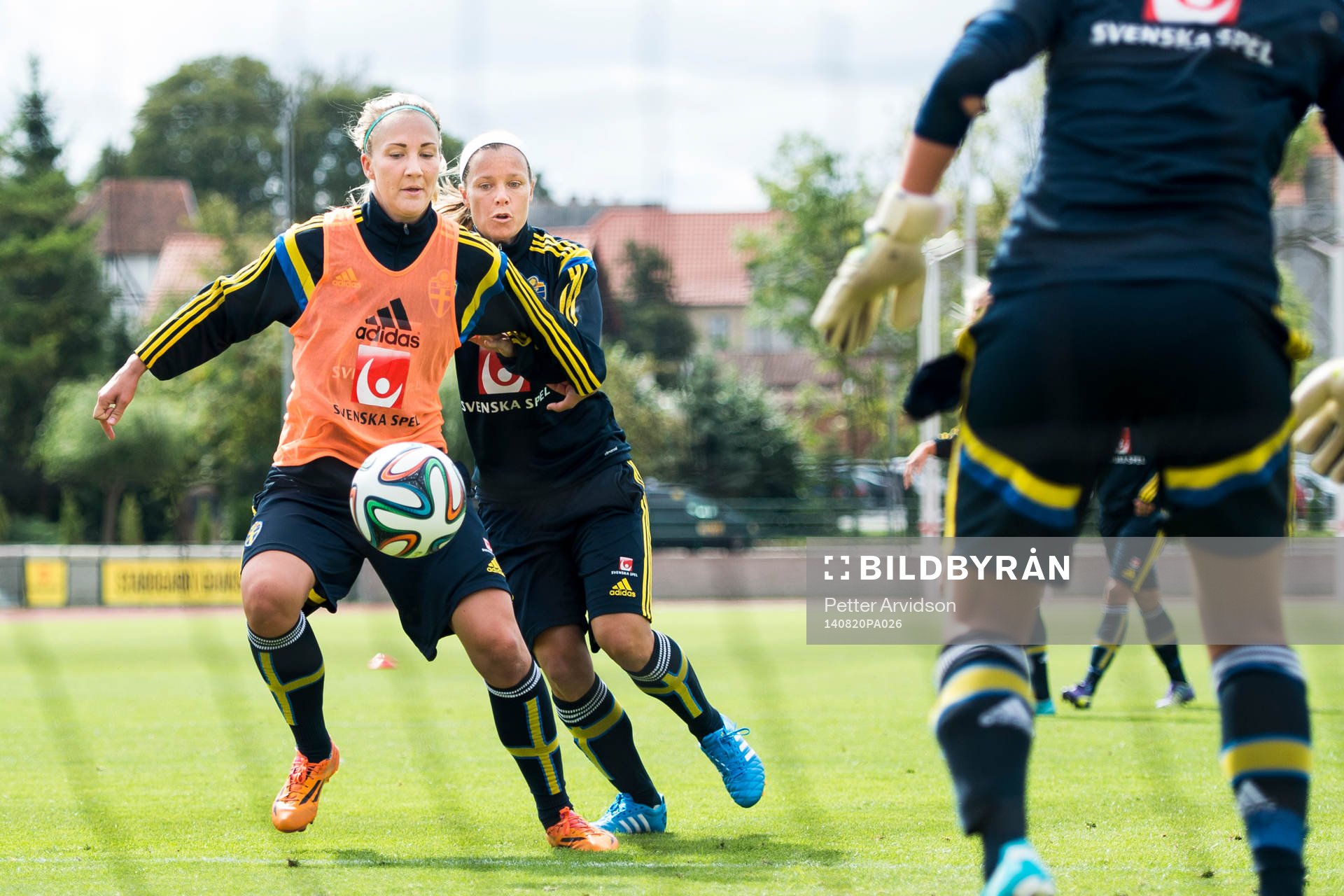 Sveriges Emma Lund i kamp med Sara Thunebro under en träning inför VM-kvalmatchen mot Polen den 20 augusti 2014 i Gdansk.