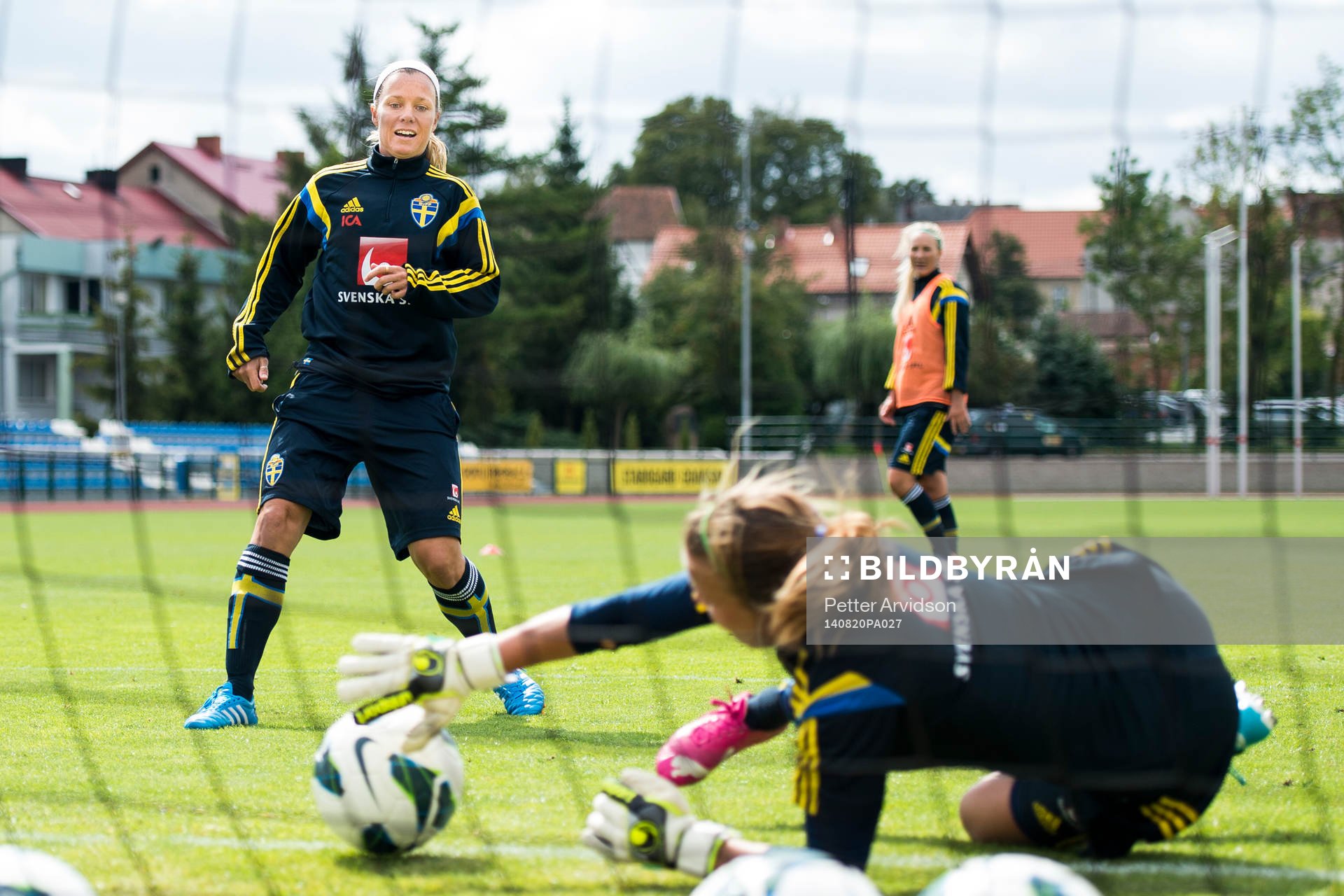 Sveriges målvakt Stephanie Öhrström räddar ett skott