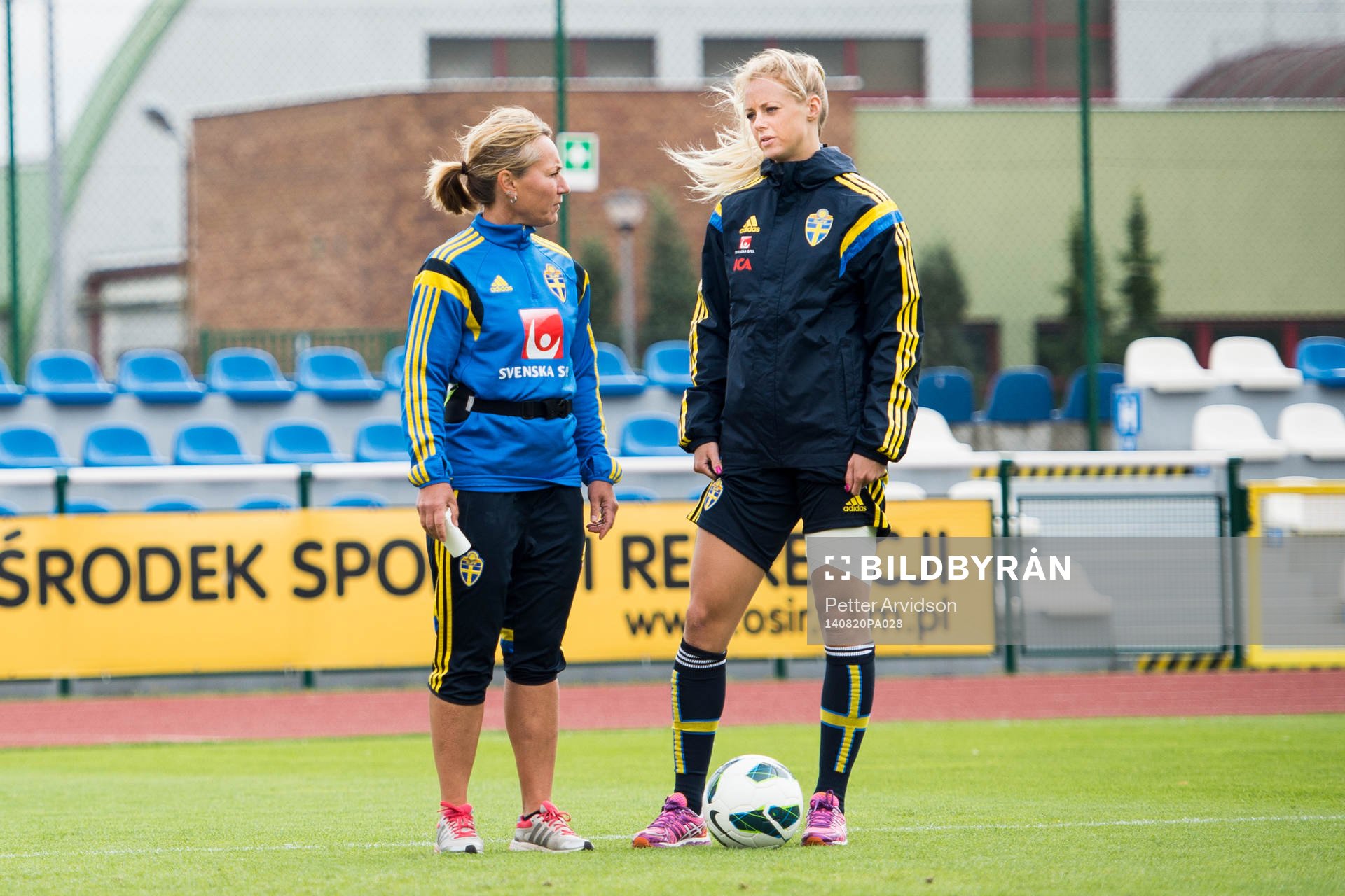Sveriges Amanda Ilestedt pratar med sjukgymnast Annica Näsmark under en träning inför VM-kvalmatchen mot Polen den 20 augusti 2014 i Gdansk.