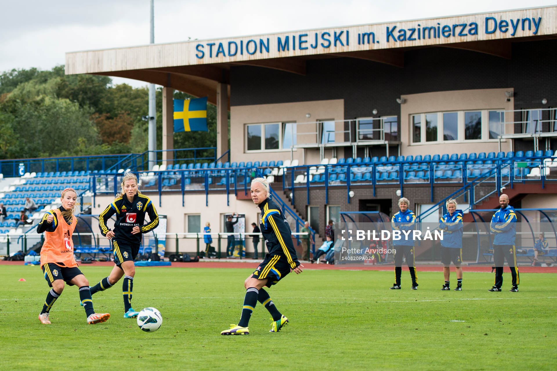 Sveriges Kosovare Asllani, Linda Sembrant och Caroline Seger tränar på matcharenan Stadion Miejski im. Kazimierza Deyny, till höger tittar förbundskapten Pia Sundhage, assisterande förbundskapten Lilie Persson och tränare och analytiker Matti Demegård på under en träning inför VM-kvalmatchen mot Polen den 20 augusti 2014 i Gdansk.