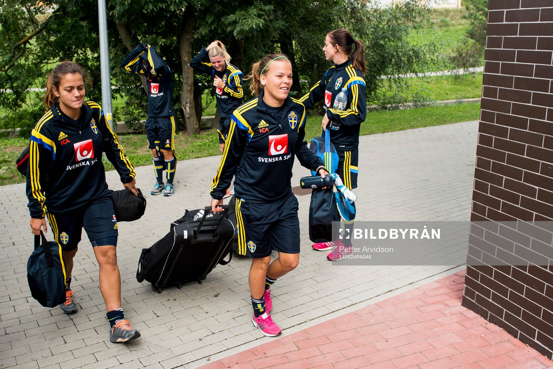 Sveriges Marija Basunic och målvakt Stephanie Öhrström