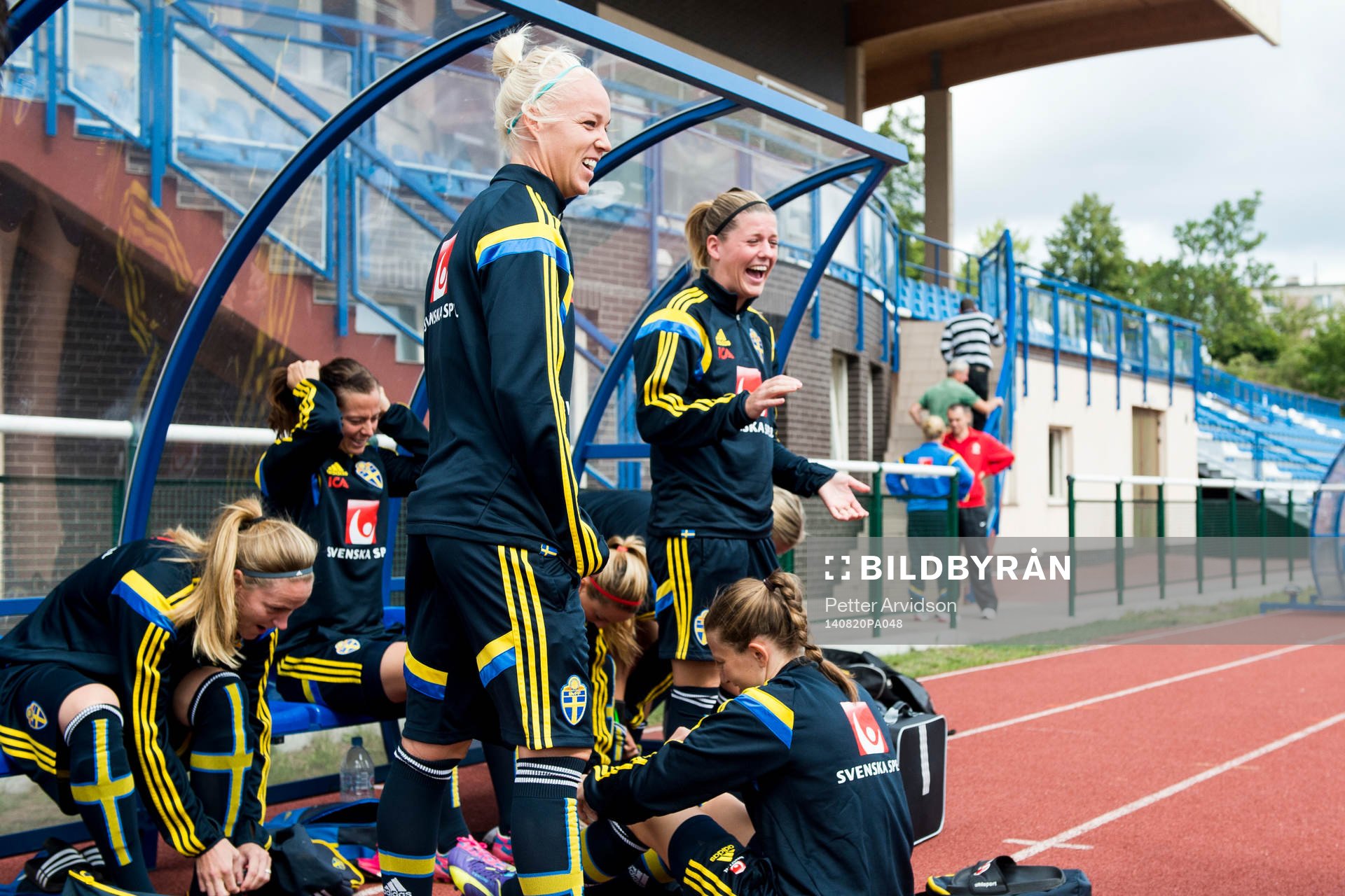 Sveriges Caroline Seger och Olivia Schough skrttar