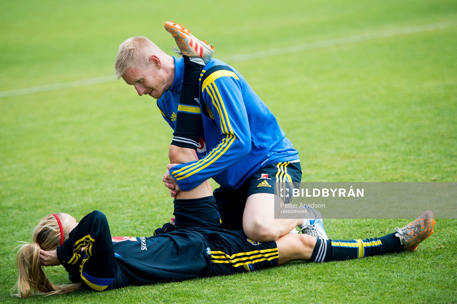 Sveriges sjukgymnast Jörgen Sandberg hjälper Kosovare Asllani att stretcha under en träning inför VM-kvalmatchen mot Polen den 20 augusti 2014 i Gdansk.