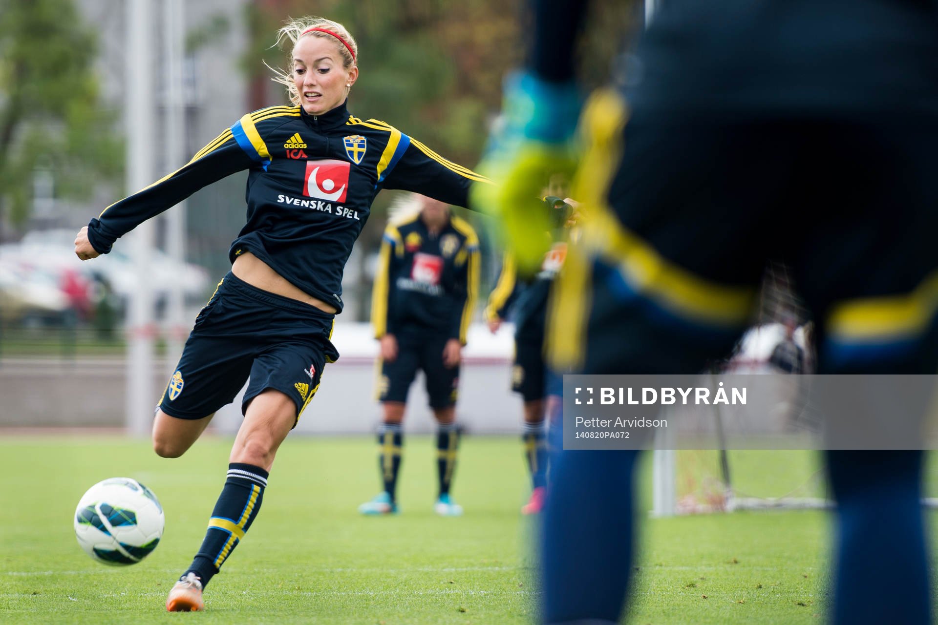 Sveriges Kosovare Asllani tränar avslut under en träning inför VM-kvalmatchen mot Polen den 20 augusti 2014 i Gdansk.