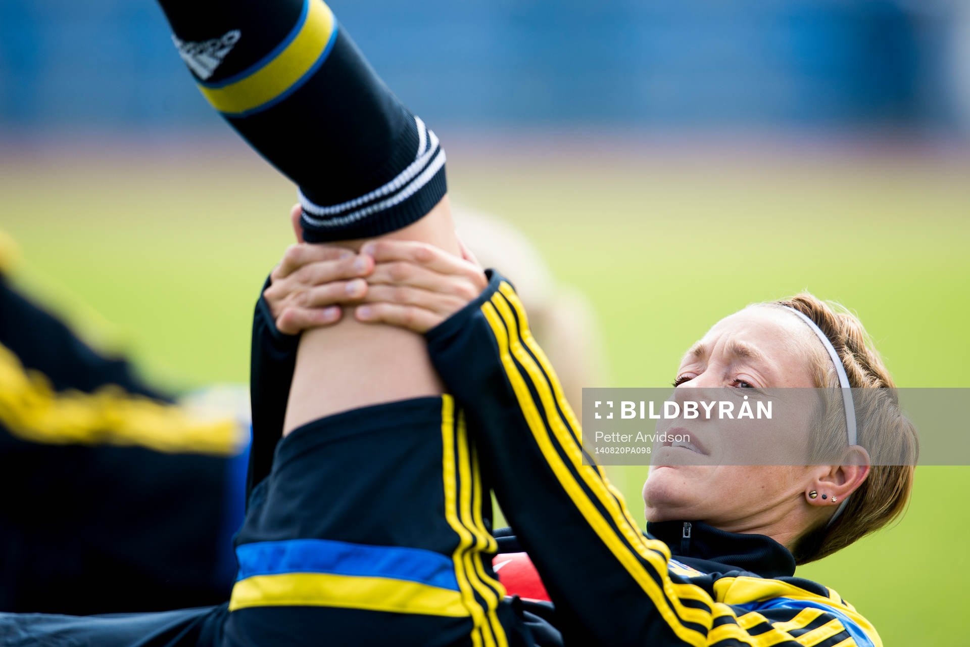 Sveriges Therese Sjögran stretchar