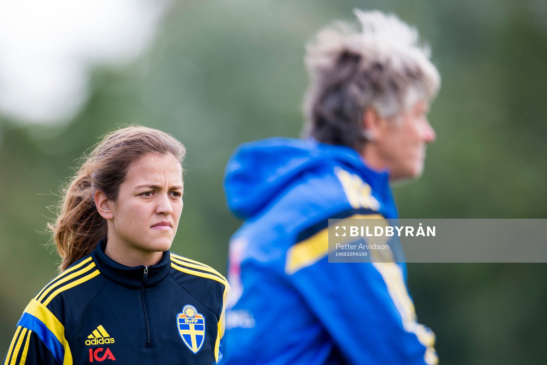 Sveriges Marija Basunic och i förgrunden förbundskapten