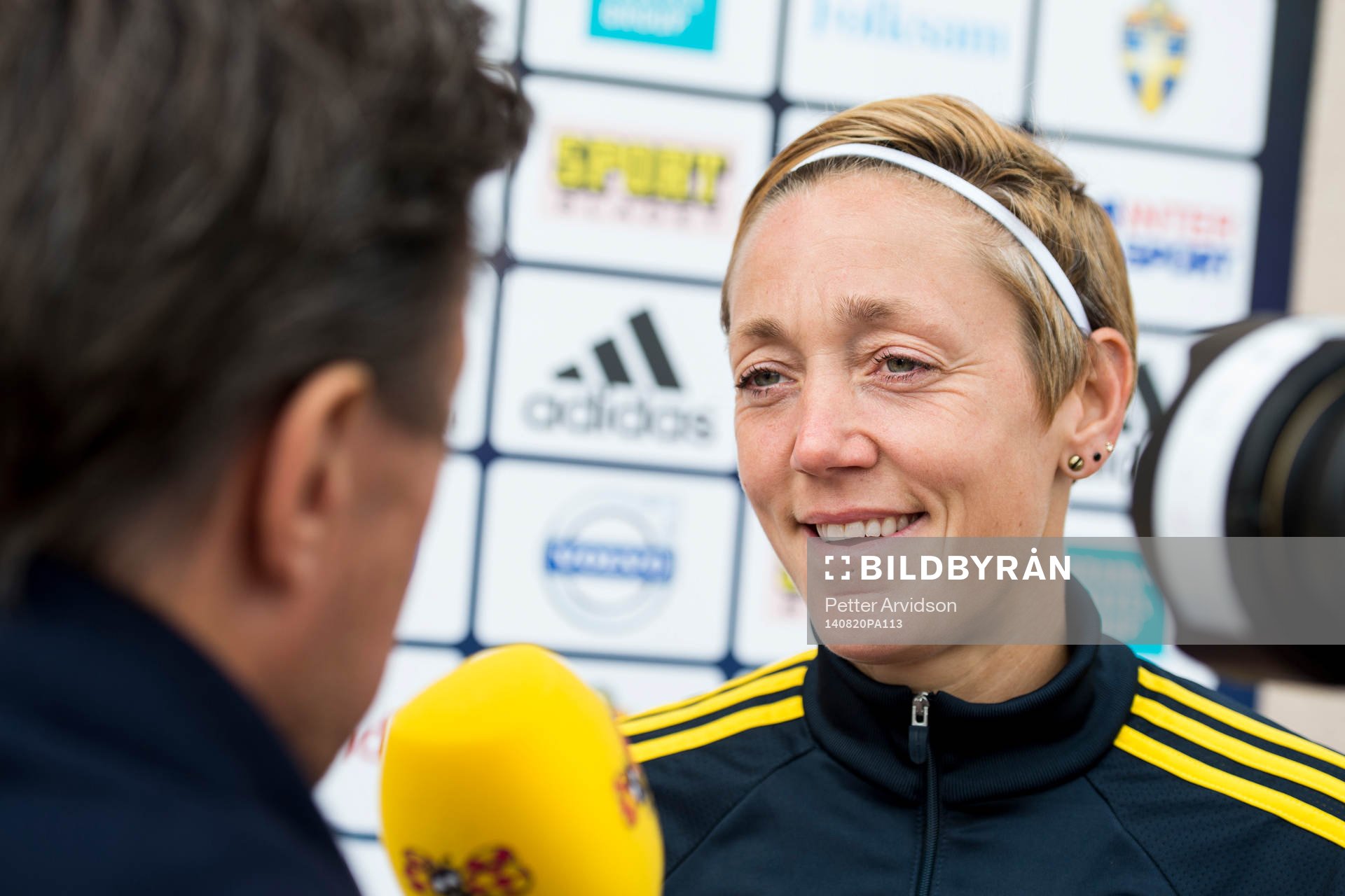 Sveriges Therese Sjögran gör en TV-intervju med Expressen