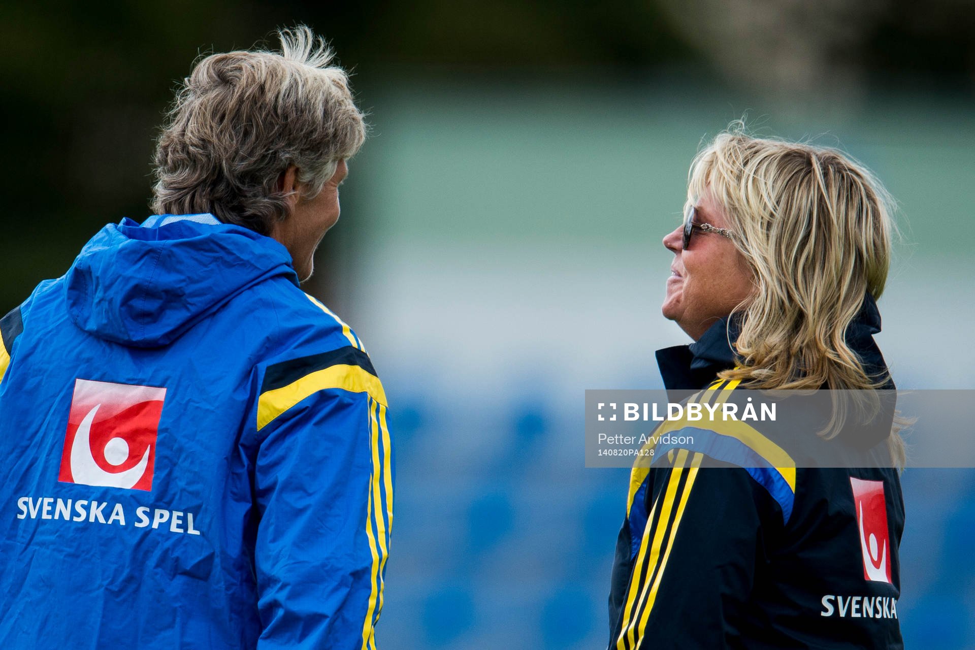 Sveriges förbundskapten Pia Sundhage pratar med