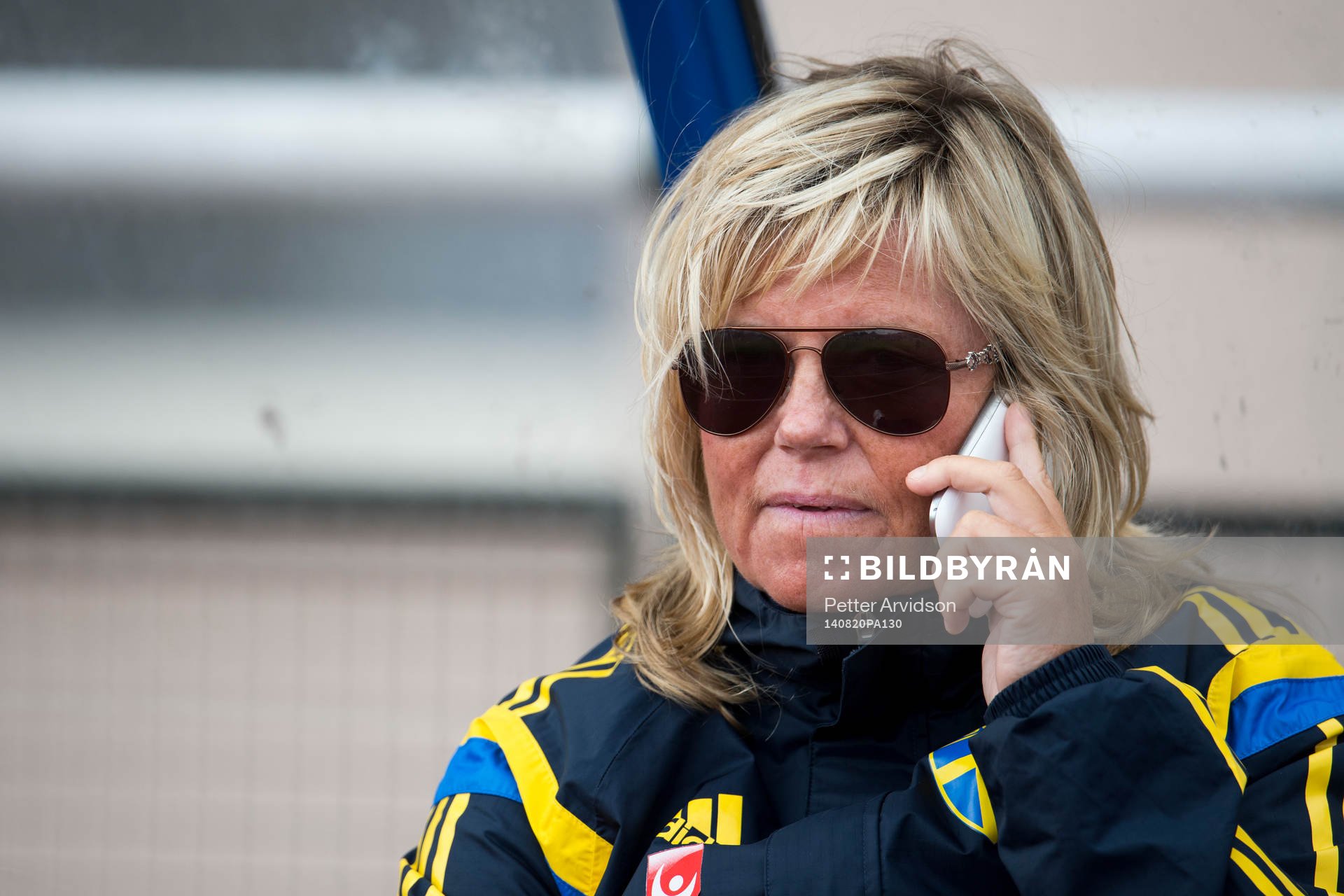 Sveriges landslagschef Marika Domanski pratar i telefon