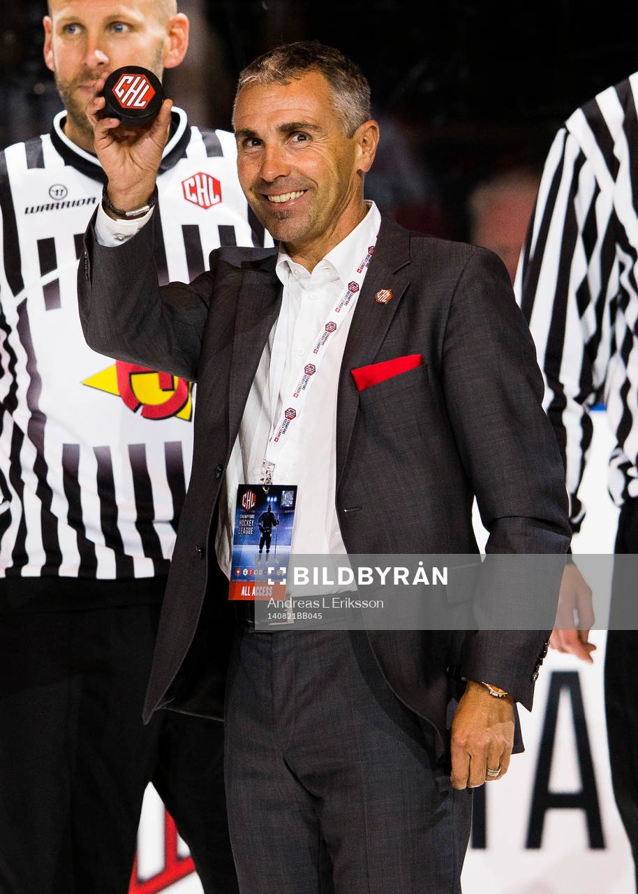 s vd Martin Baumann med matchpucken innan ishockeymatchen i